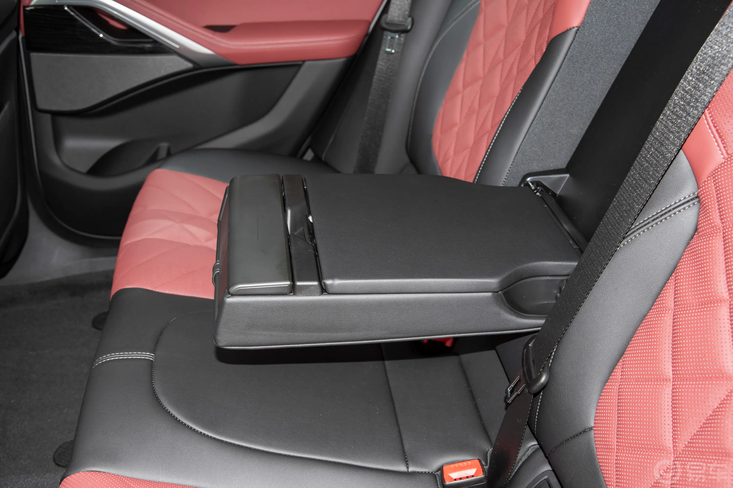 宝马X6改款 xDrive40i 尊享型 M运动套装后排中央扶手