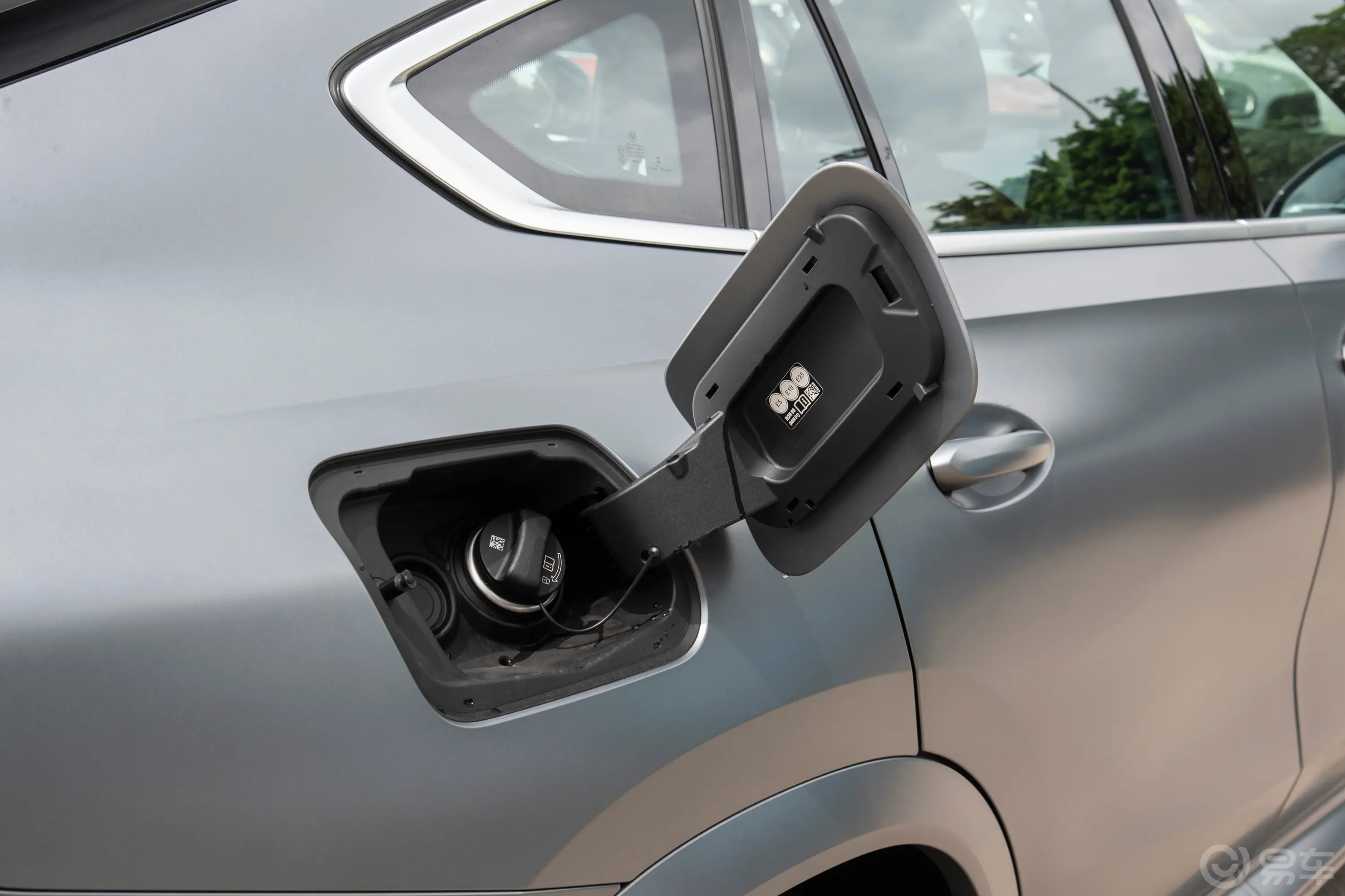 宝马X6改款 xDrive40i 尊享型 M运动套装油箱盖
