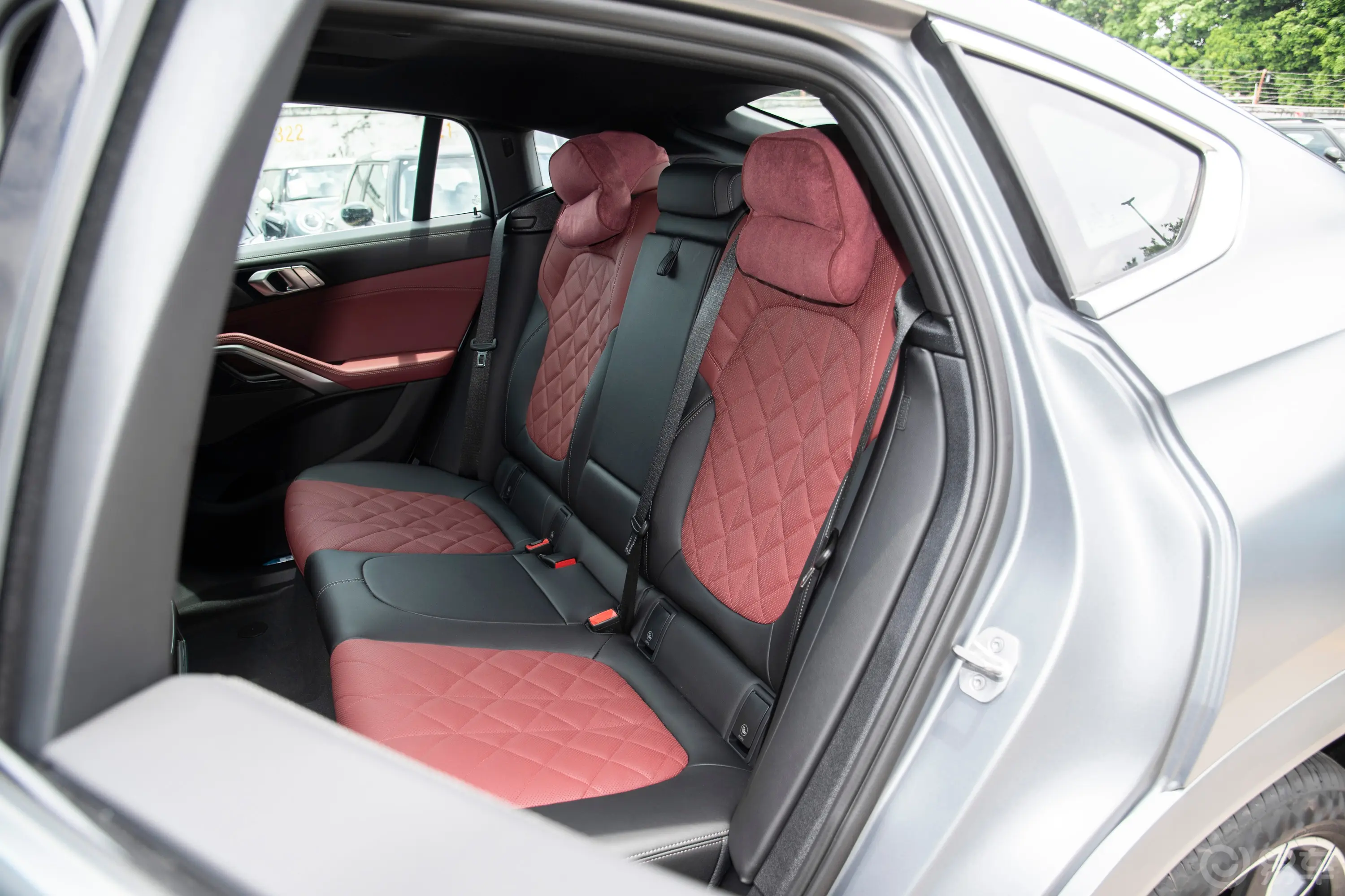 宝马X6改款 xDrive40i 尊享型 M运动套装后备厢