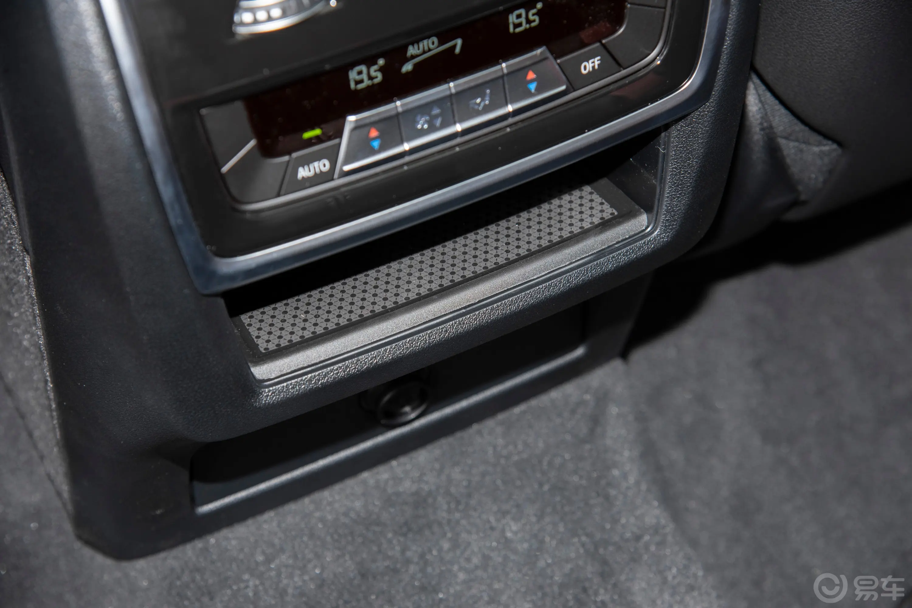 宝马X6改款 xDrive40i 尊享型 M运动套装后排功能