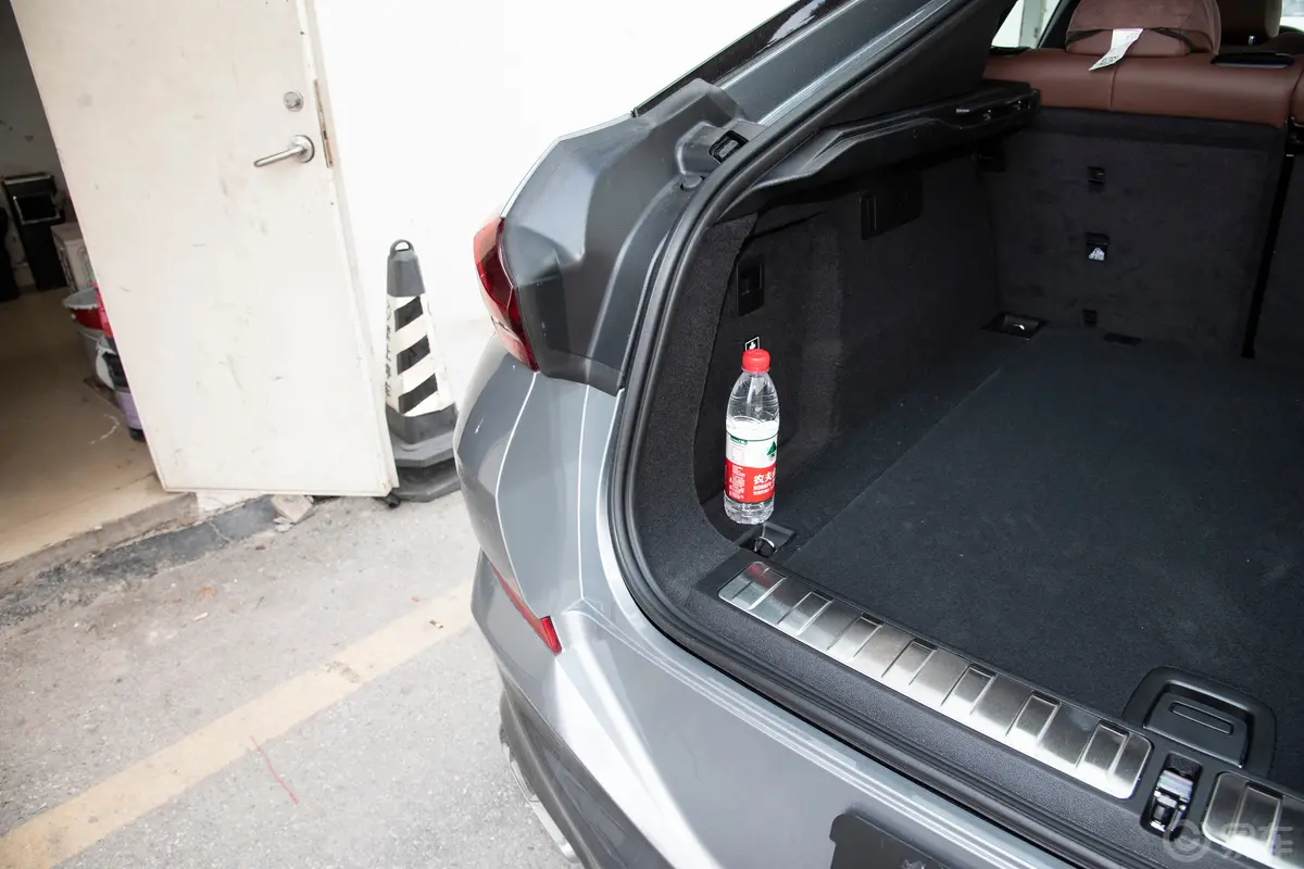 宝马X6改款 xDrive30i M运动套装后备厢