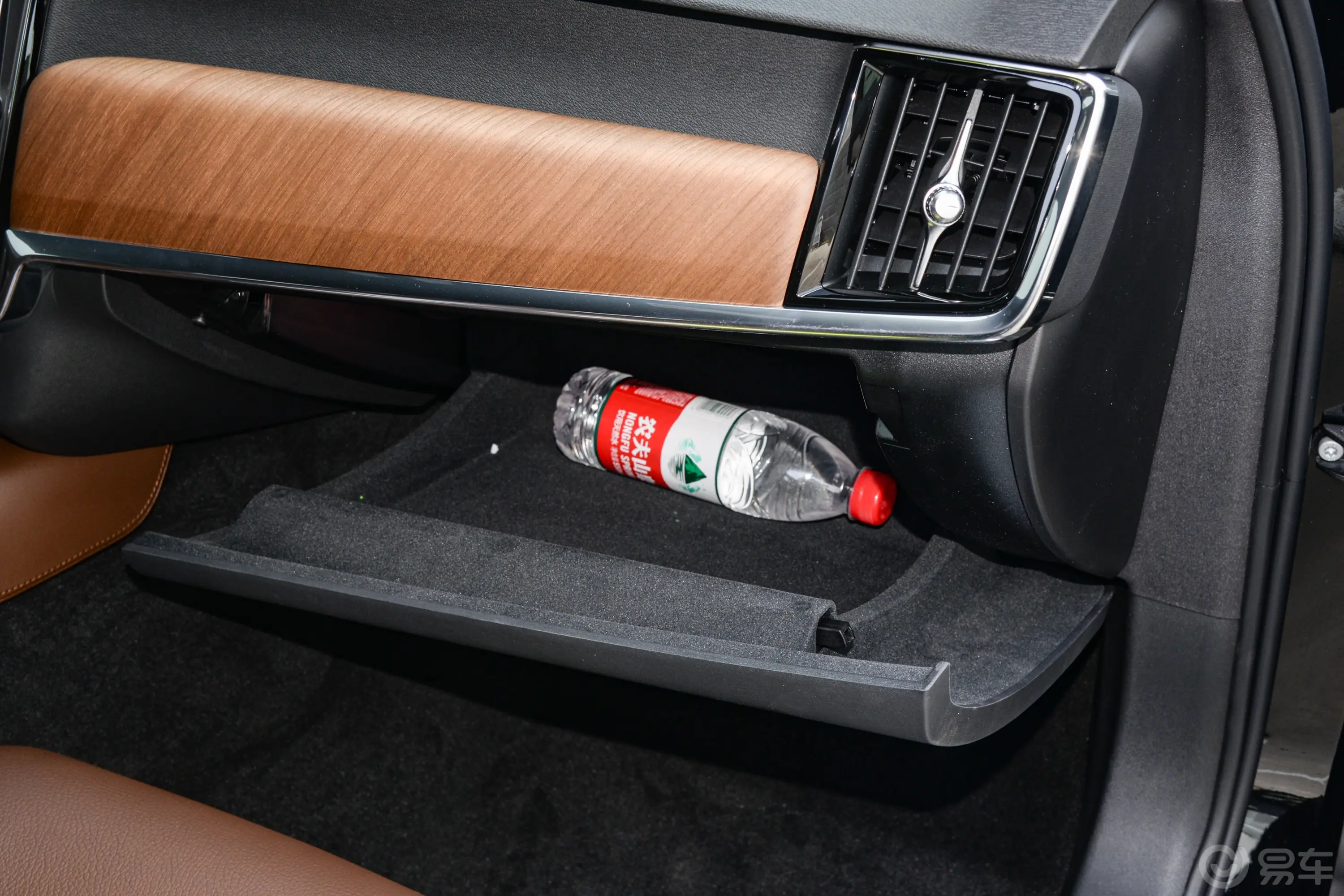 沃尔沃S90B5 智逸豪华版手套箱空间水瓶横置