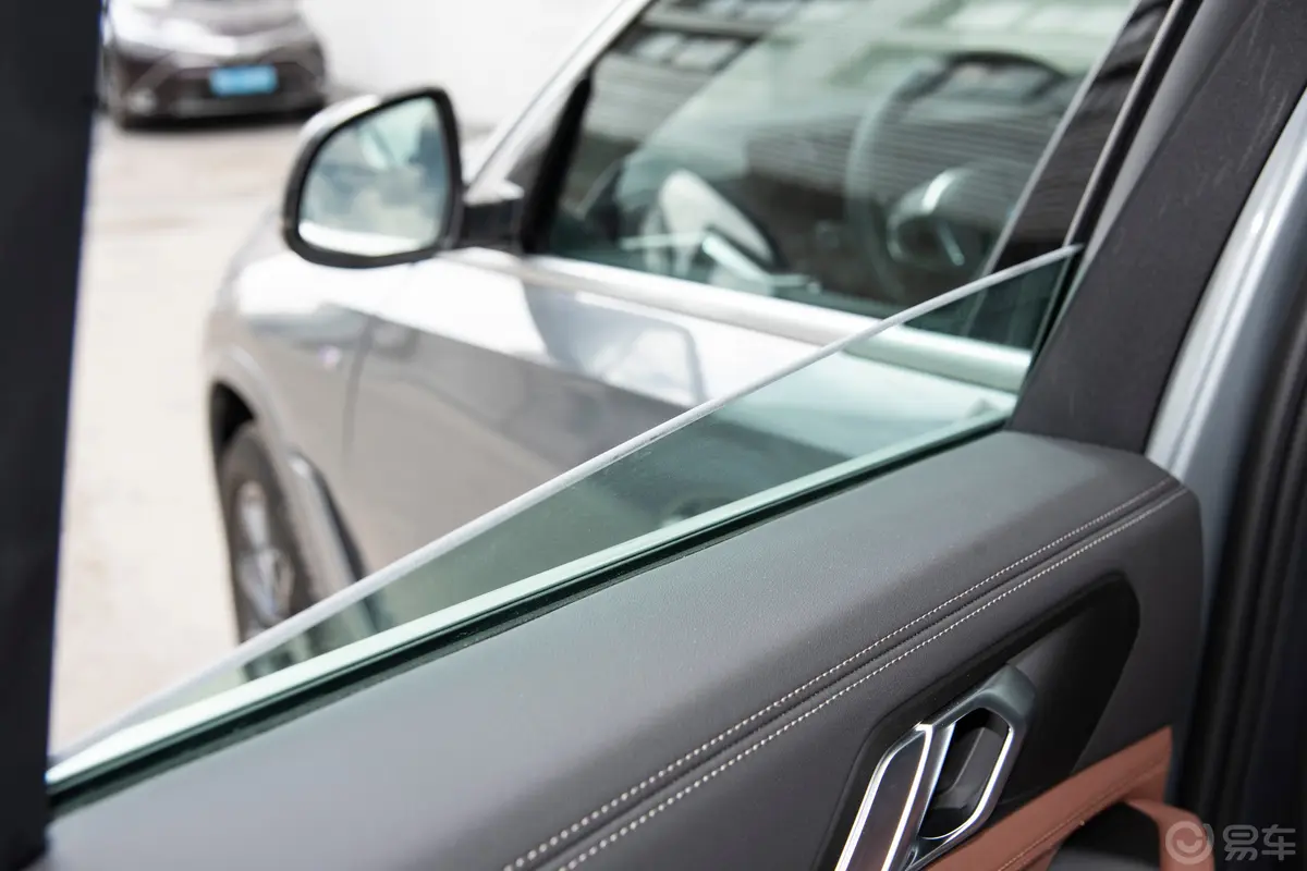 宝马X6改款 xDrive30i M运动套装后排玻璃材质特写