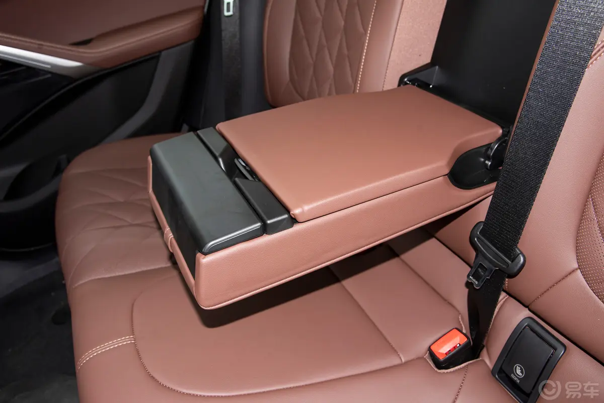 宝马X6改款 xDrive30i M运动套装后排中央扶手