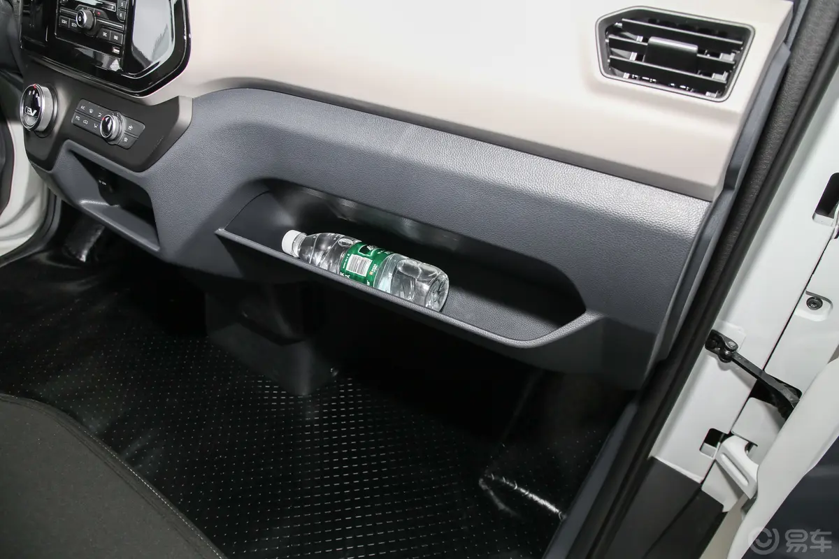 大通EV30智能物流专家长轴 国轩手套箱空间水瓶横置