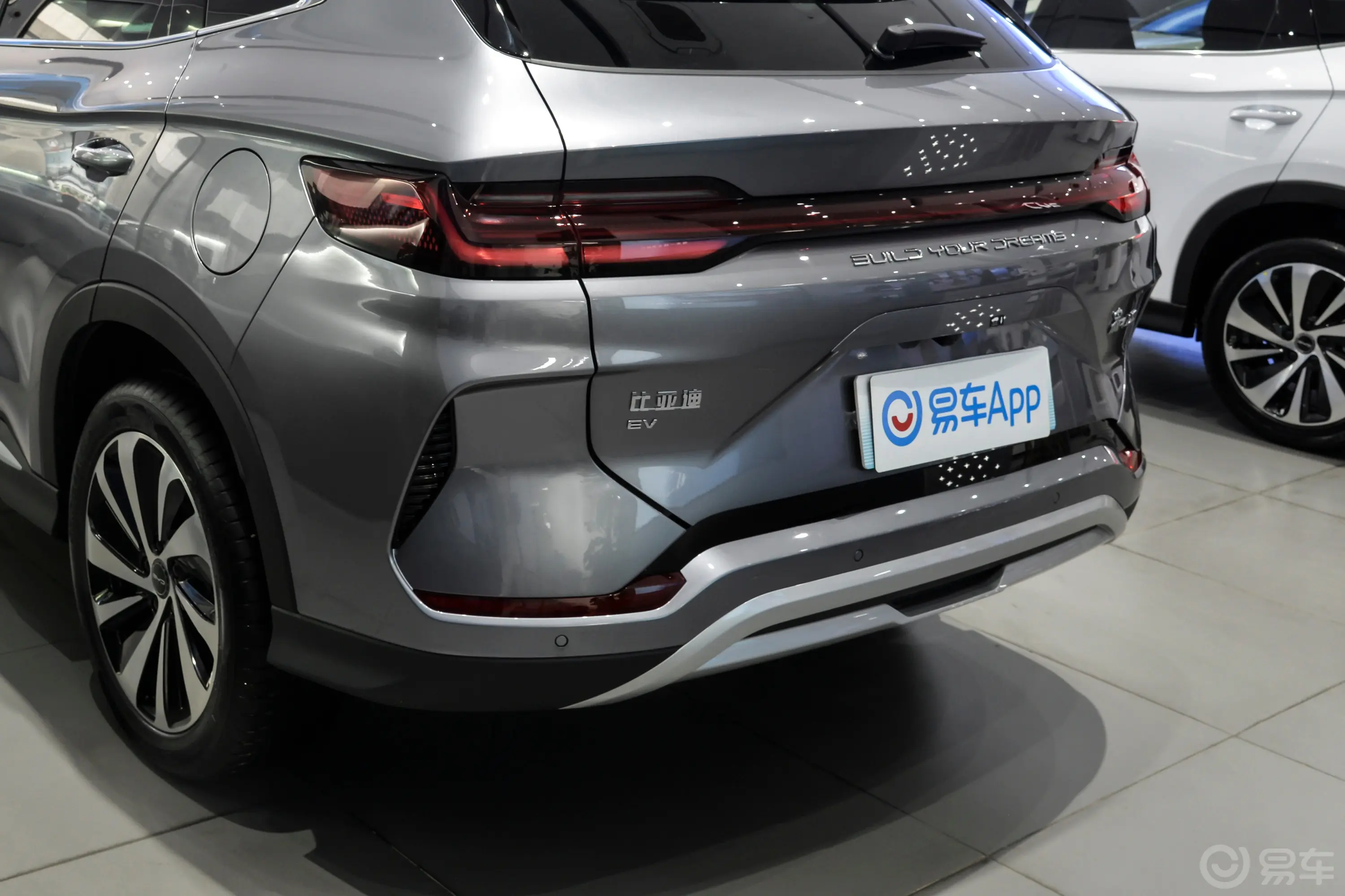 宋PLUS新能源EV 冠军版 520km 旗舰型车尾特写