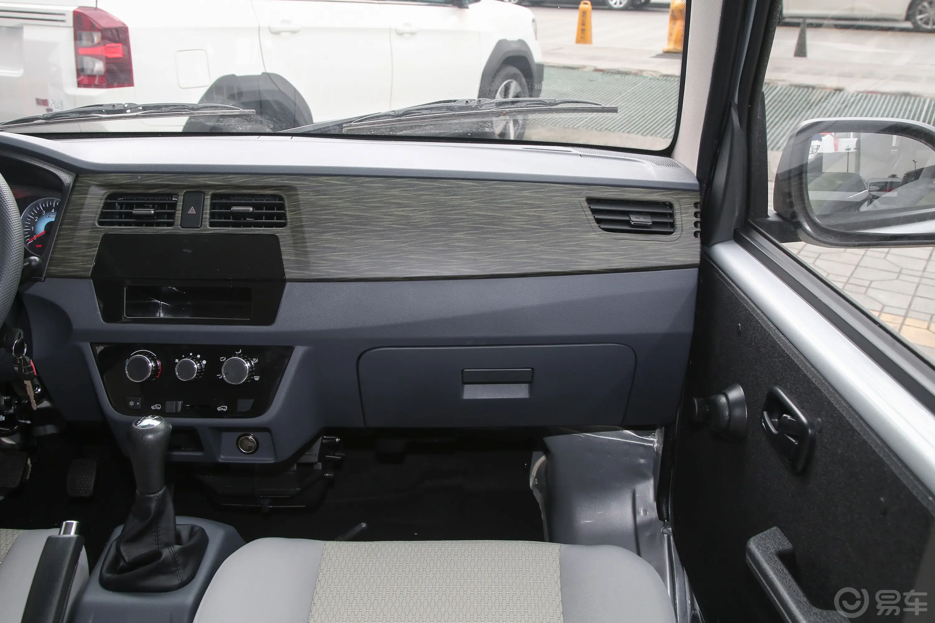 金杯小海狮X301.5L 客车超享型无空调版 5/6/7座 CNG副驾驶位区域