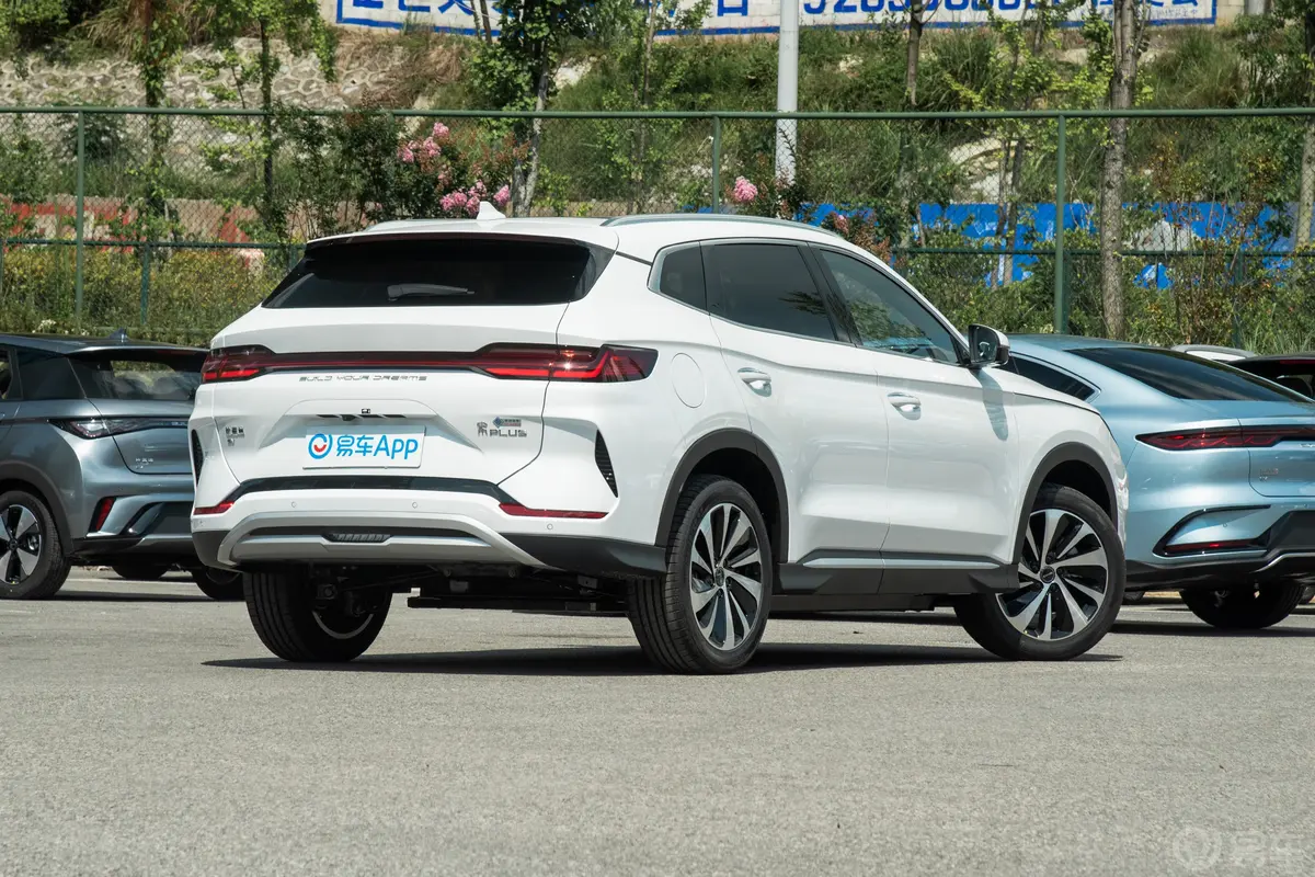 宋PLUS新能源EV 冠军版 520km 尊贵型侧后45度车头向右水平