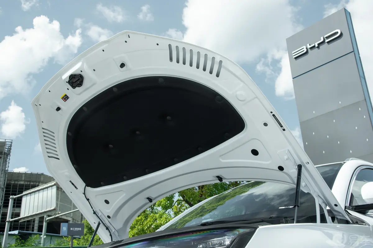 宋PLUS新能源EV 冠军版 520km 尊贵型发动机舱盖内侧