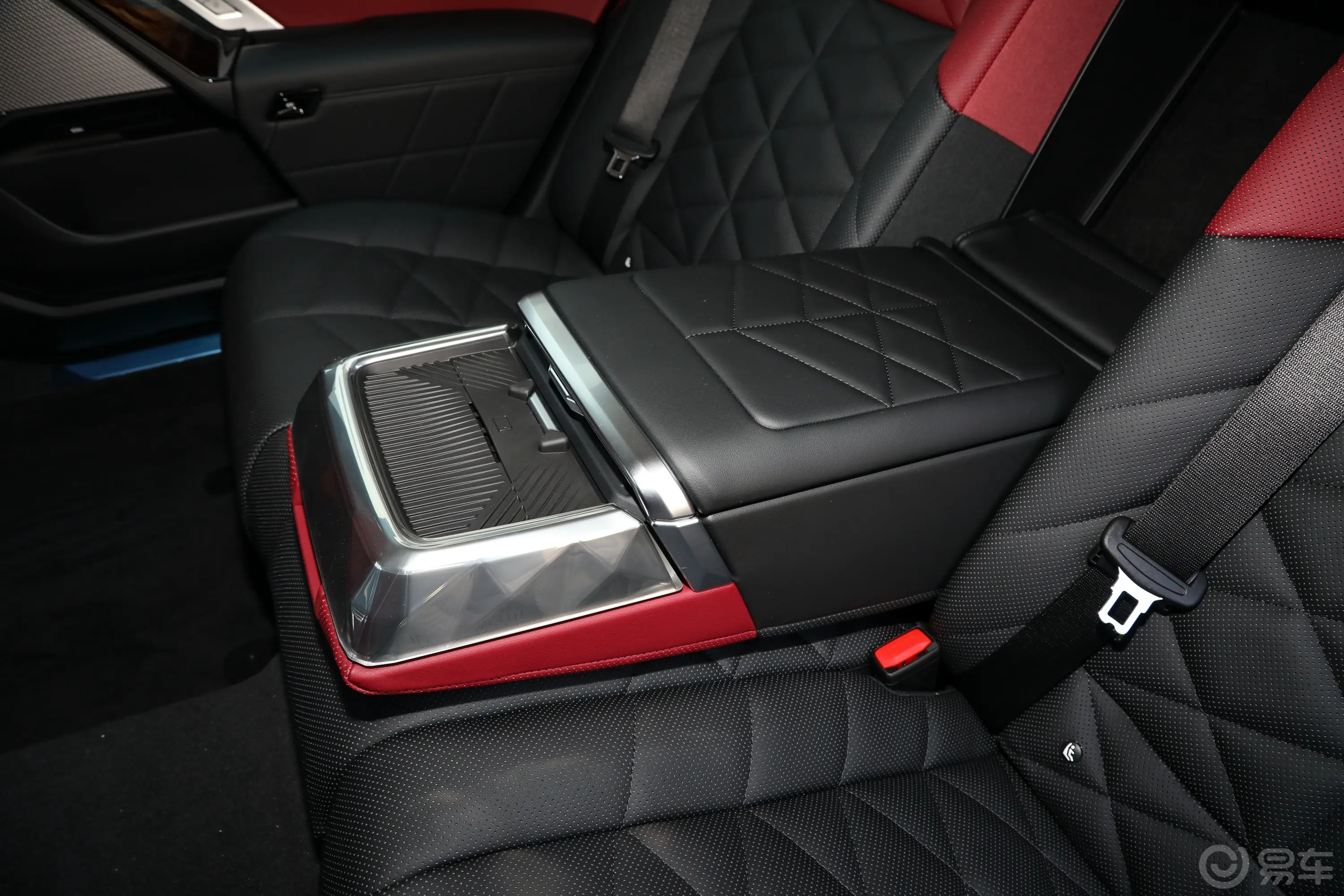宝马i7eDrive50L 领先型 豪华套装后排中央扶手