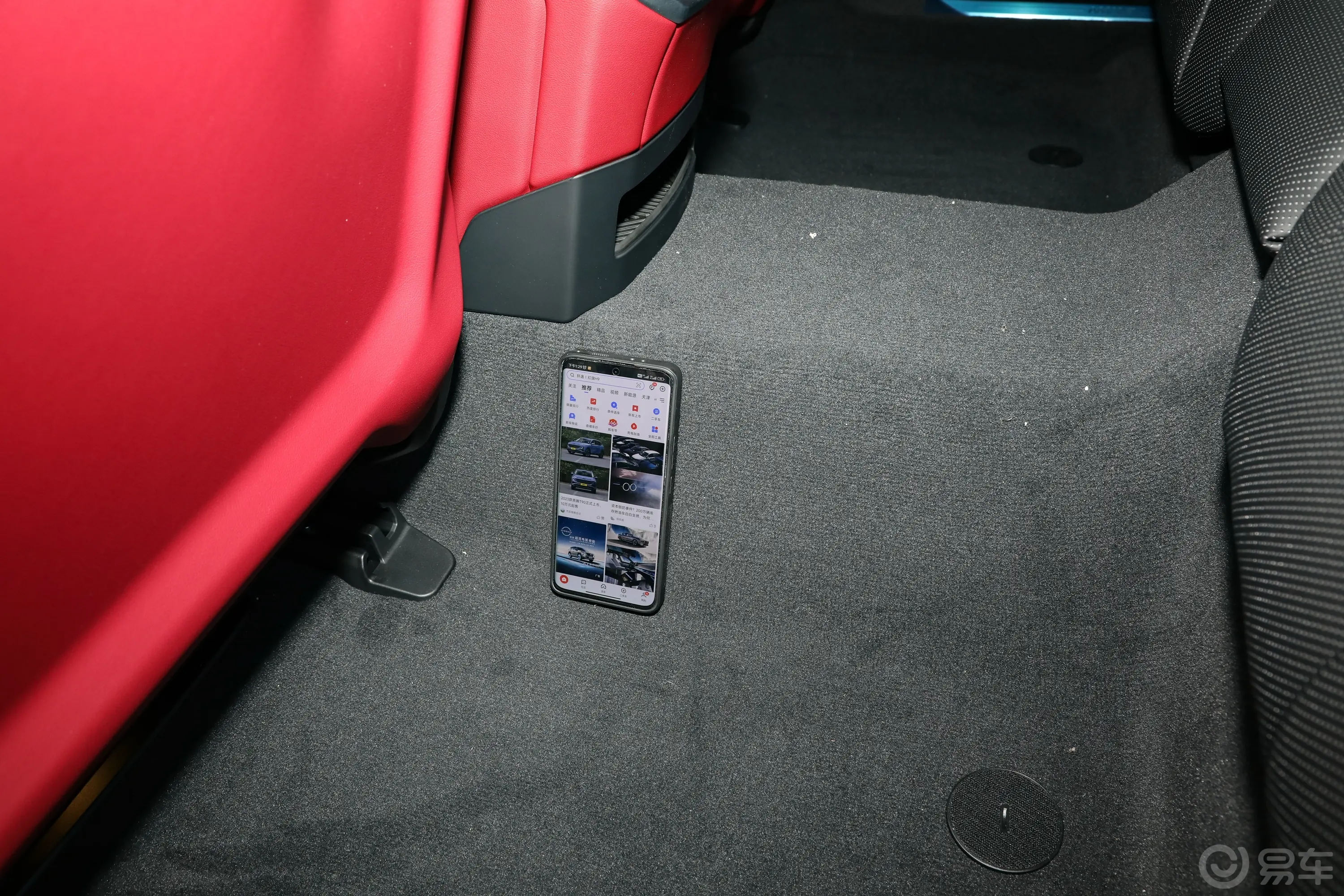 宝马i7eDrive50L 领先型 豪华套装后排地板中间位置
