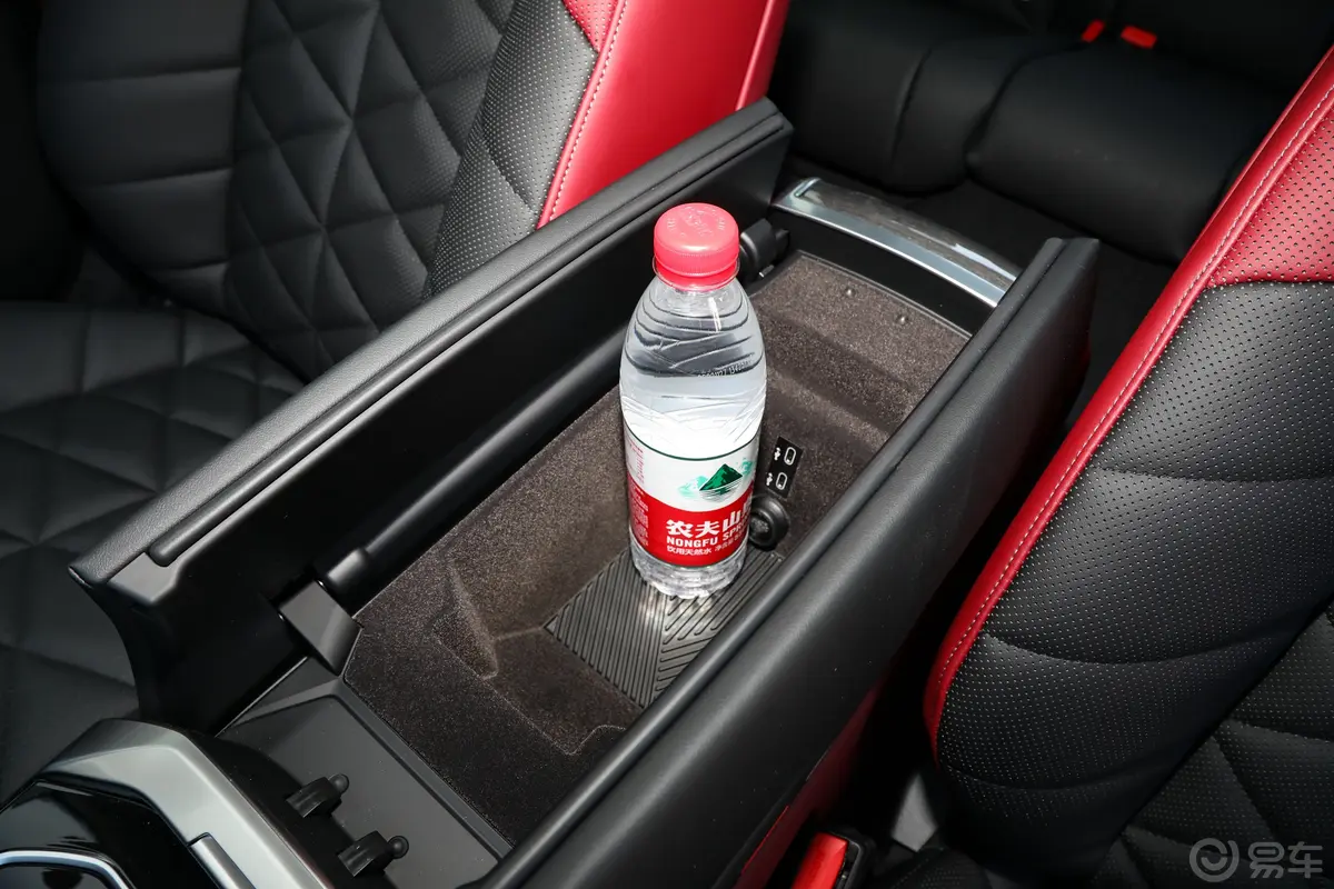 宝马i7eDrive50L 领先型 豪华套装前排扶手箱储物格