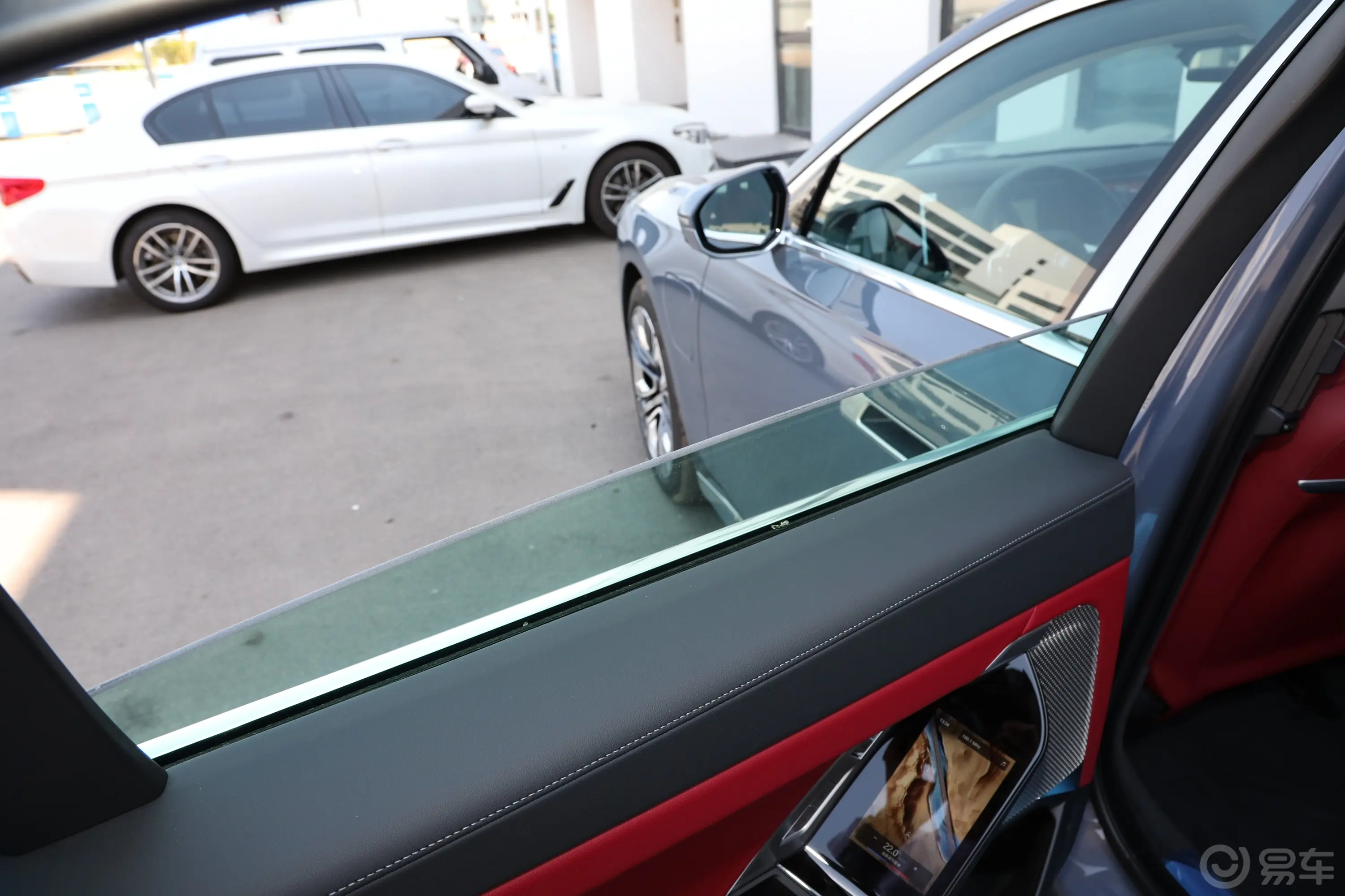 宝马i7eDrive50L 领先型 豪华套装后排玻璃材质特写