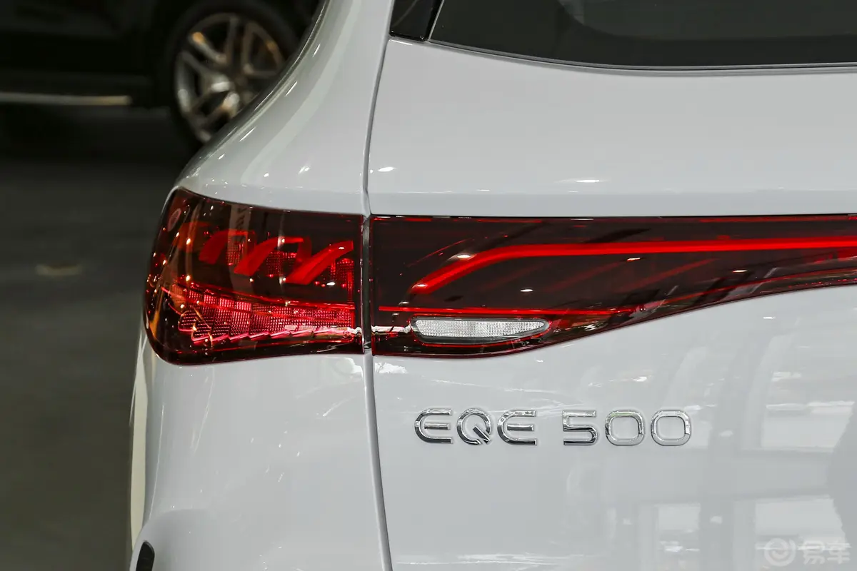 奔驰EQE SUV500 4MATIC 特别版外观灯组