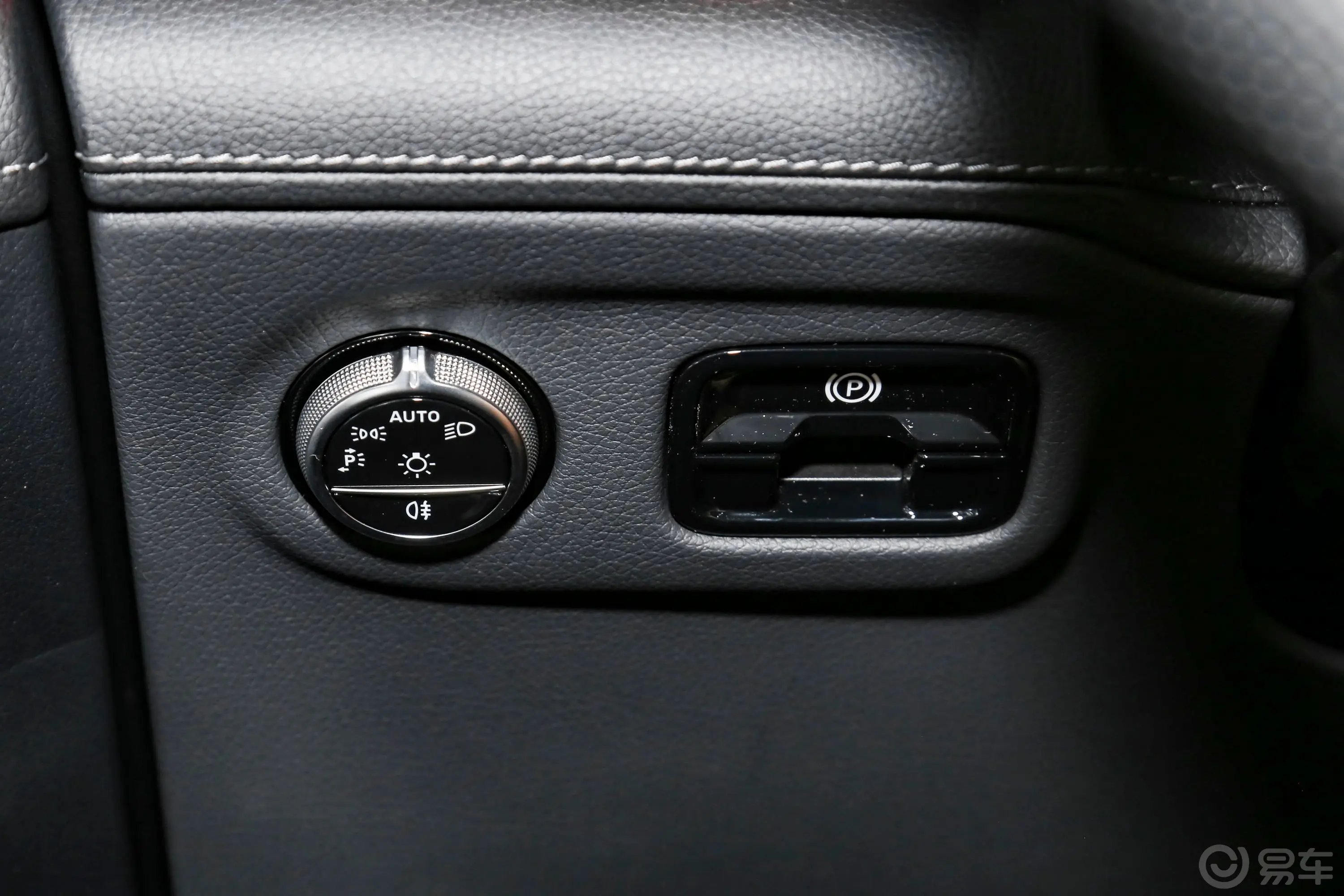 奔驰EQE SUV500 4MATIC 特别版灯光控制区