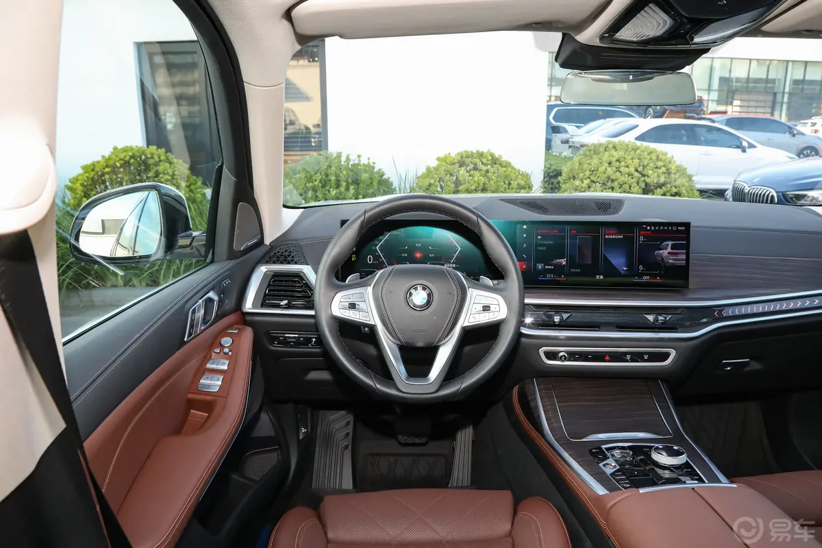 宝马X7xDrive40i 领先型 豪华套装驾驶位区域