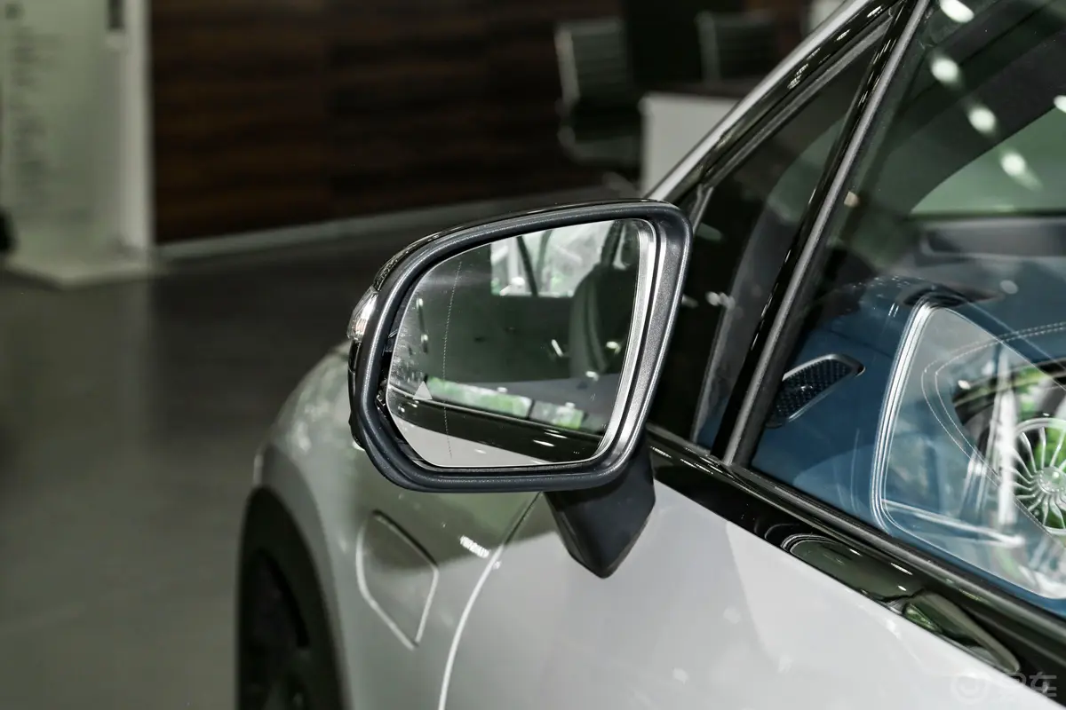 奔驰EQE SUV500 4MATIC 特别版后视镜镜面