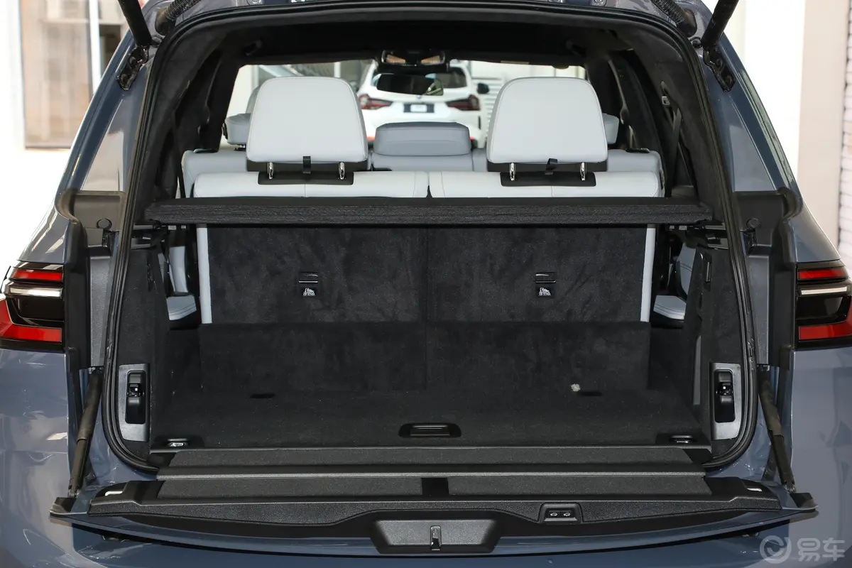 宝马X7xDrive40i 领先型 豪华套装后备厢空间特写