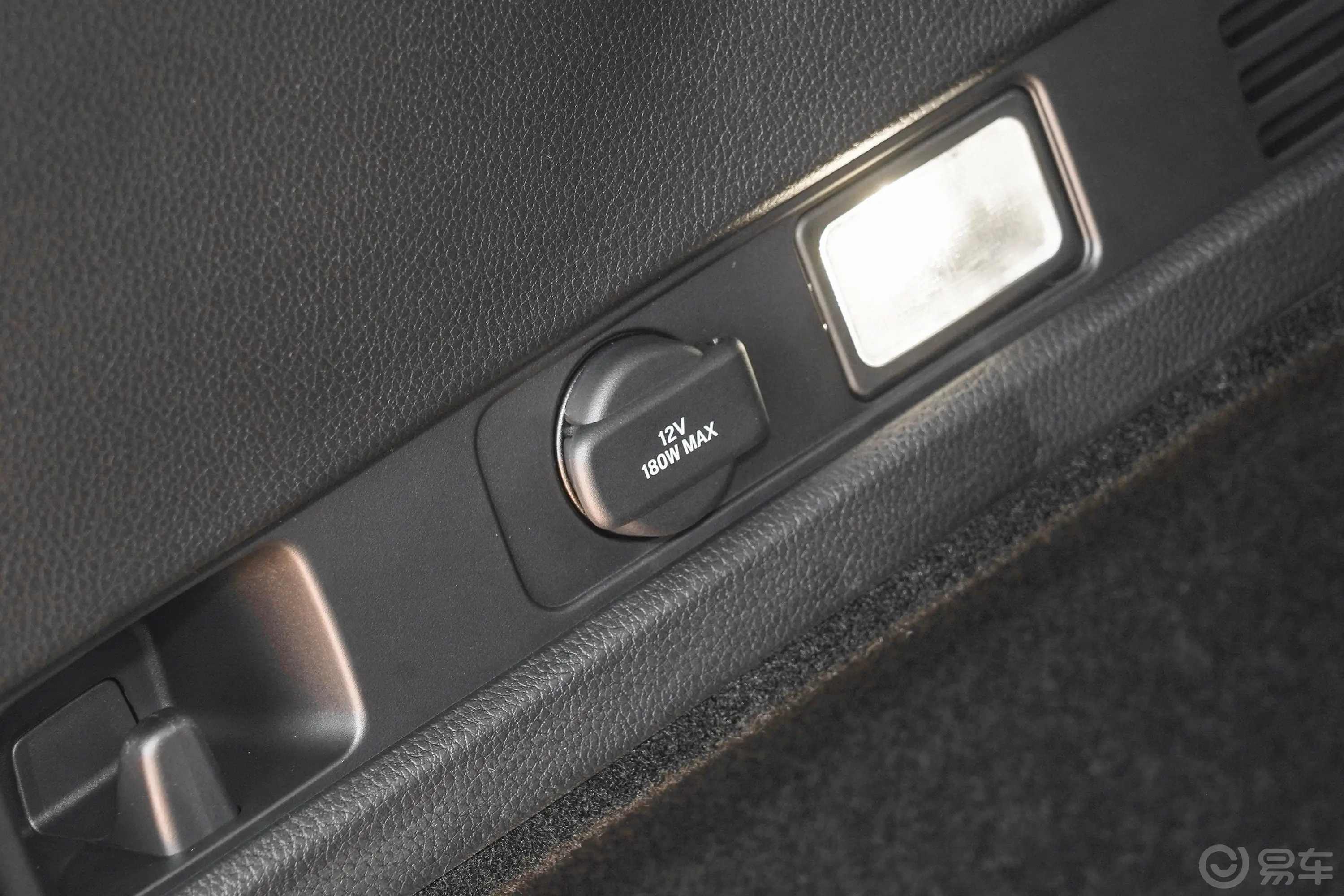 本田CR-V混动 2.0L 两驱智耀版行李厢电源接口