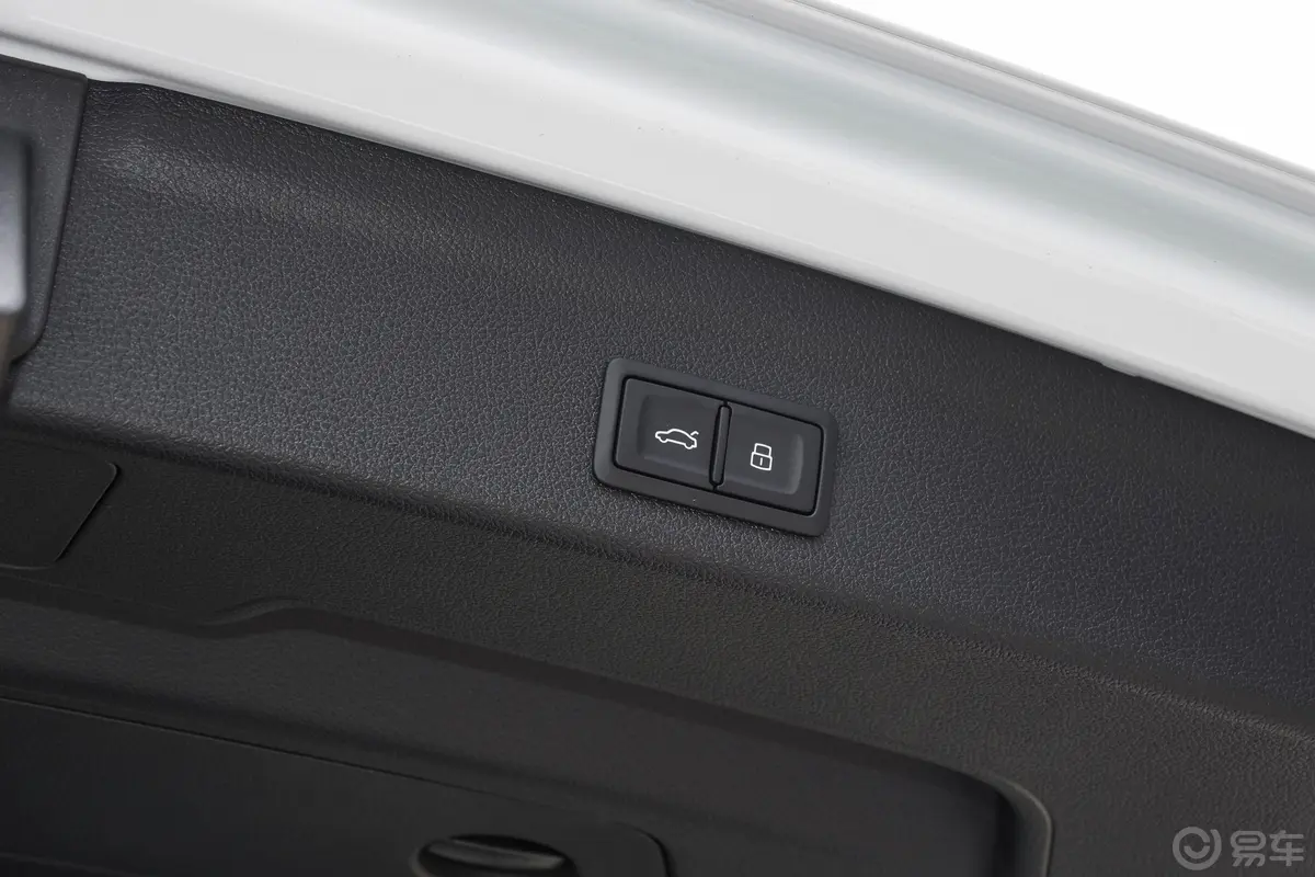 奥迪Q3改款 35 TFSI 时尚致雅型电动尾门按键（手动扶手）