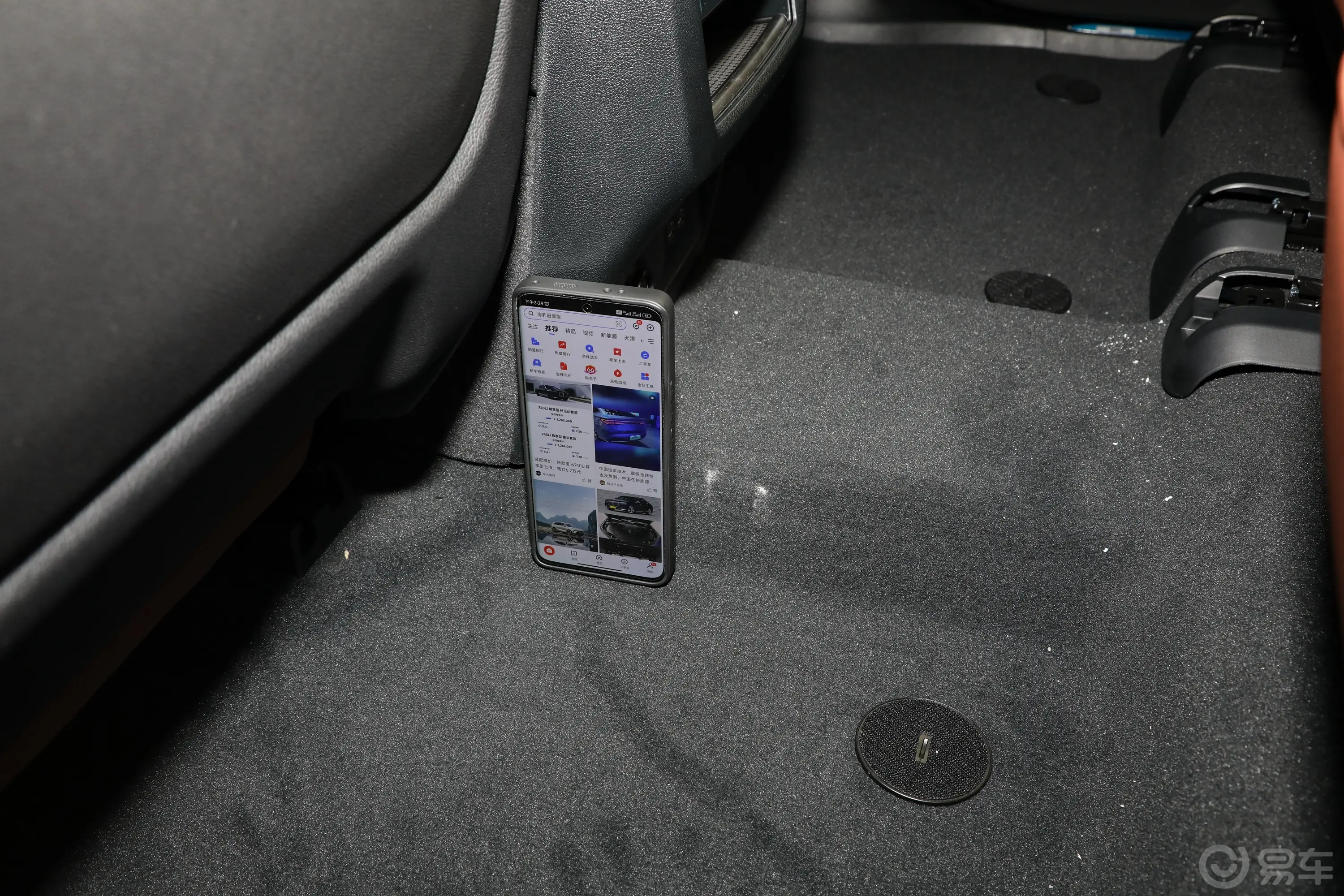 宝马X7改款 xDrive40i 领先型 豪华套装后排地板中间位置