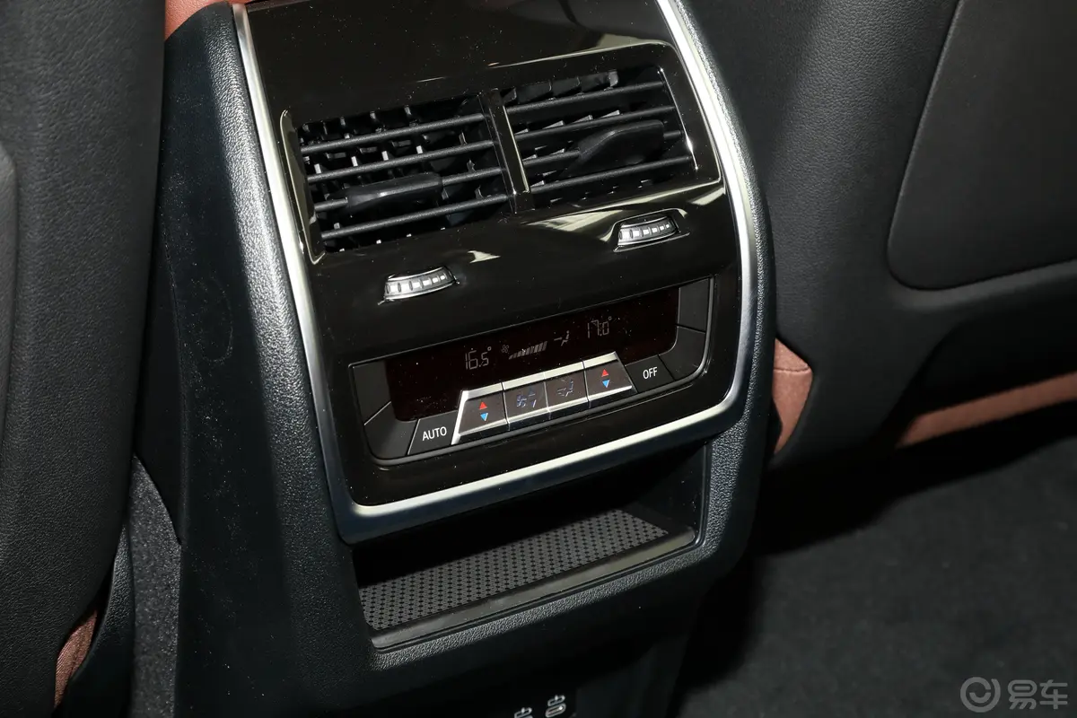宝马X7改款 xDrive40i 领先型 豪华套装后排空调控制键