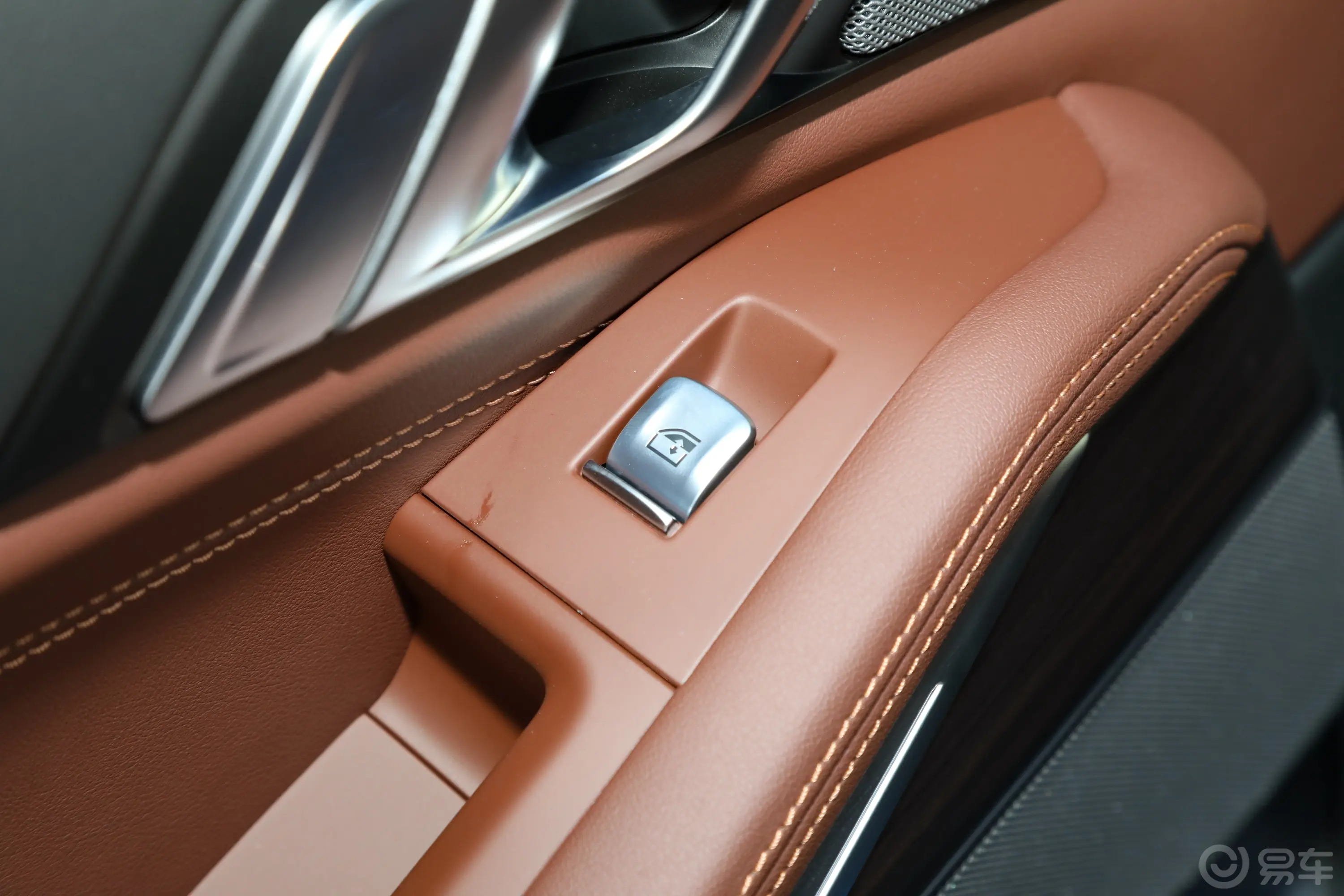 宝马X7改款 xDrive40i 领先型 豪华套装后车窗调节