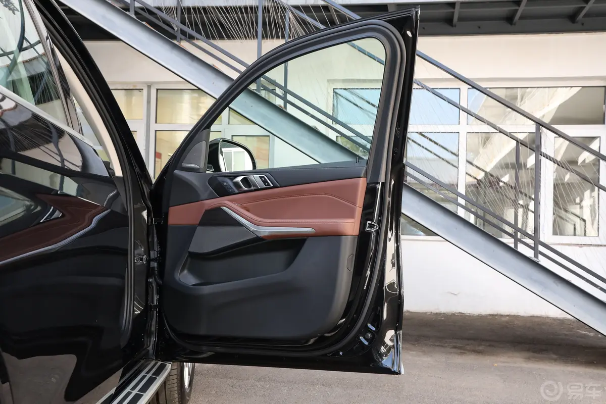宝马X7改款 xDrive40i 领先型 豪华套装副驾驶员车门