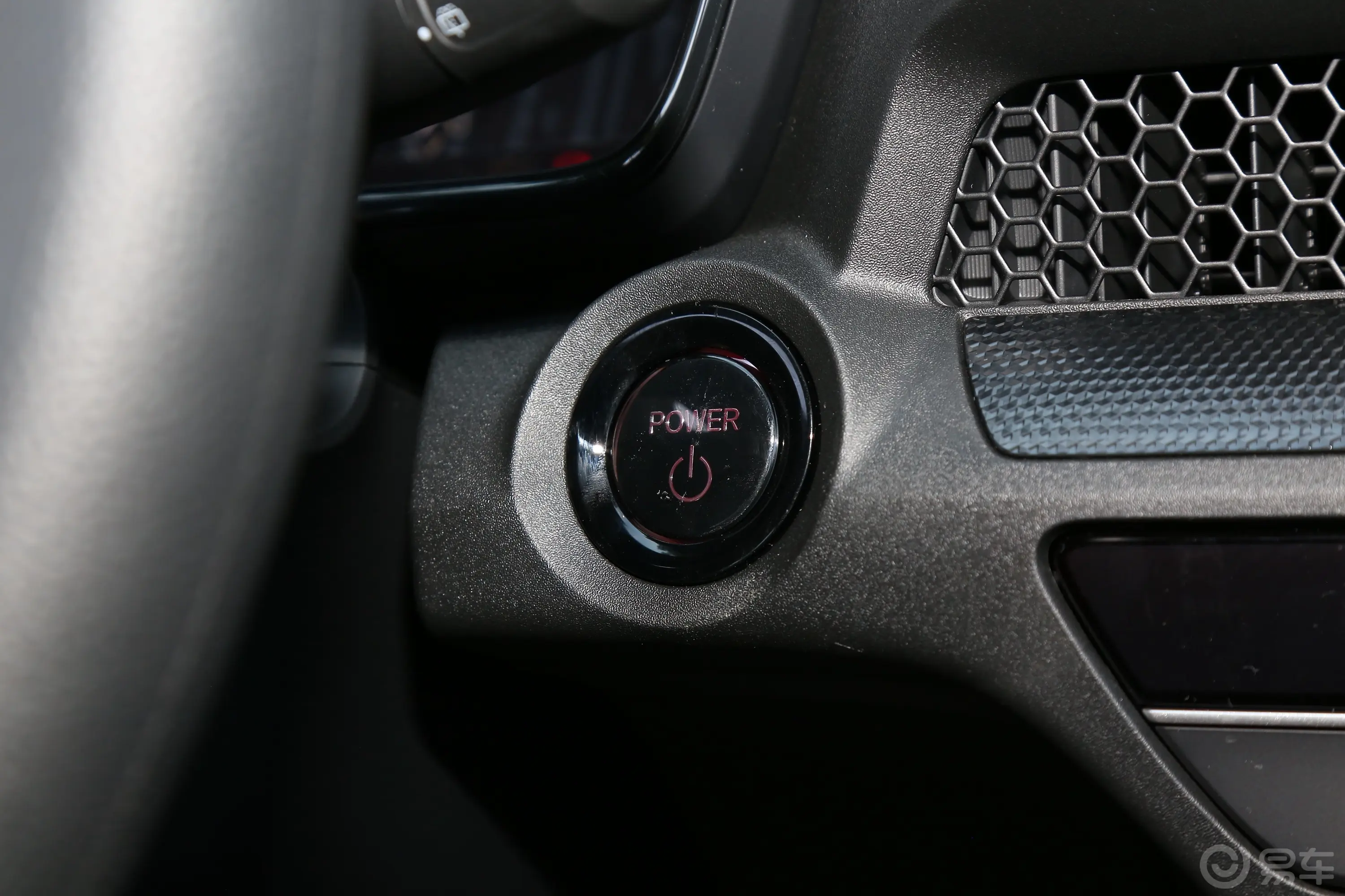 本田CR-V混动 2.0L 两驱智尚版钥匙孔或一键启动按键