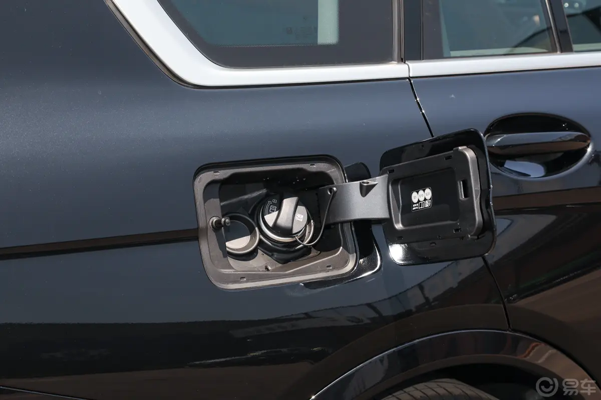 宝马X7改款 xDrive40i 领先型 豪华套装油箱盖