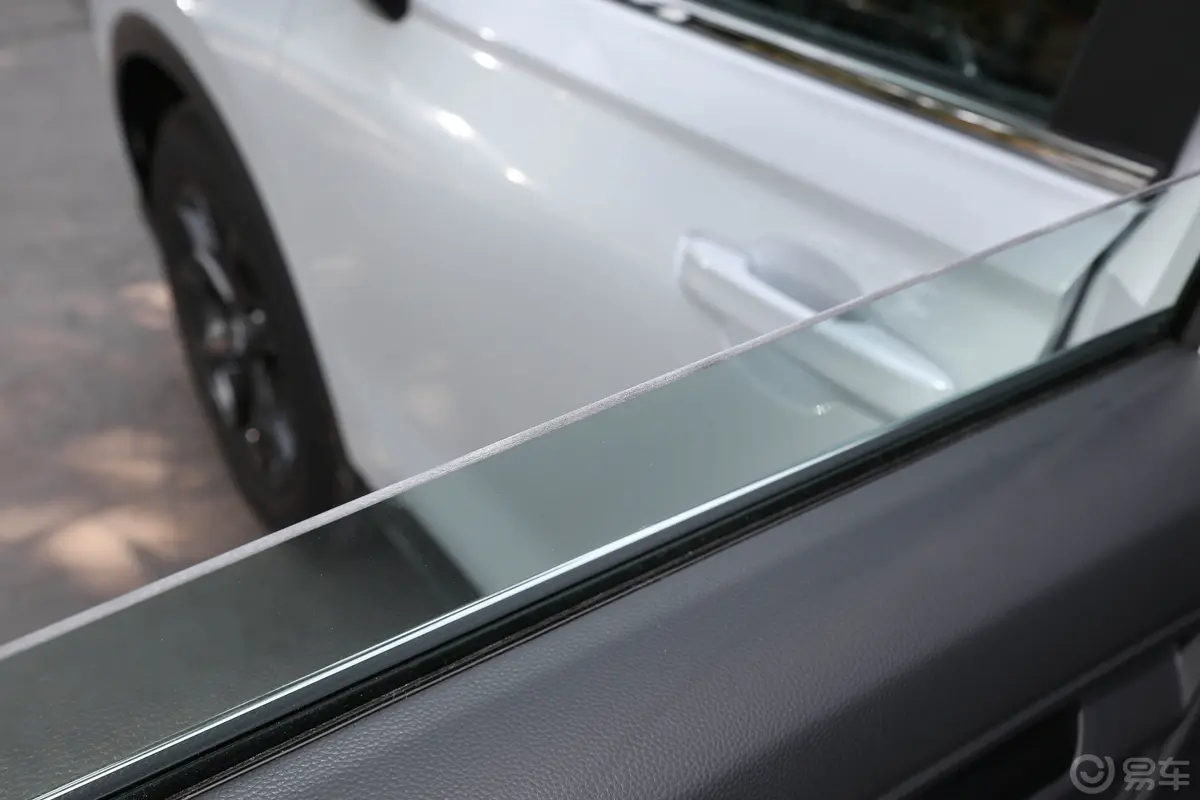 本田CR-V混动 2.0L 两驱智尚版后排玻璃材质特写