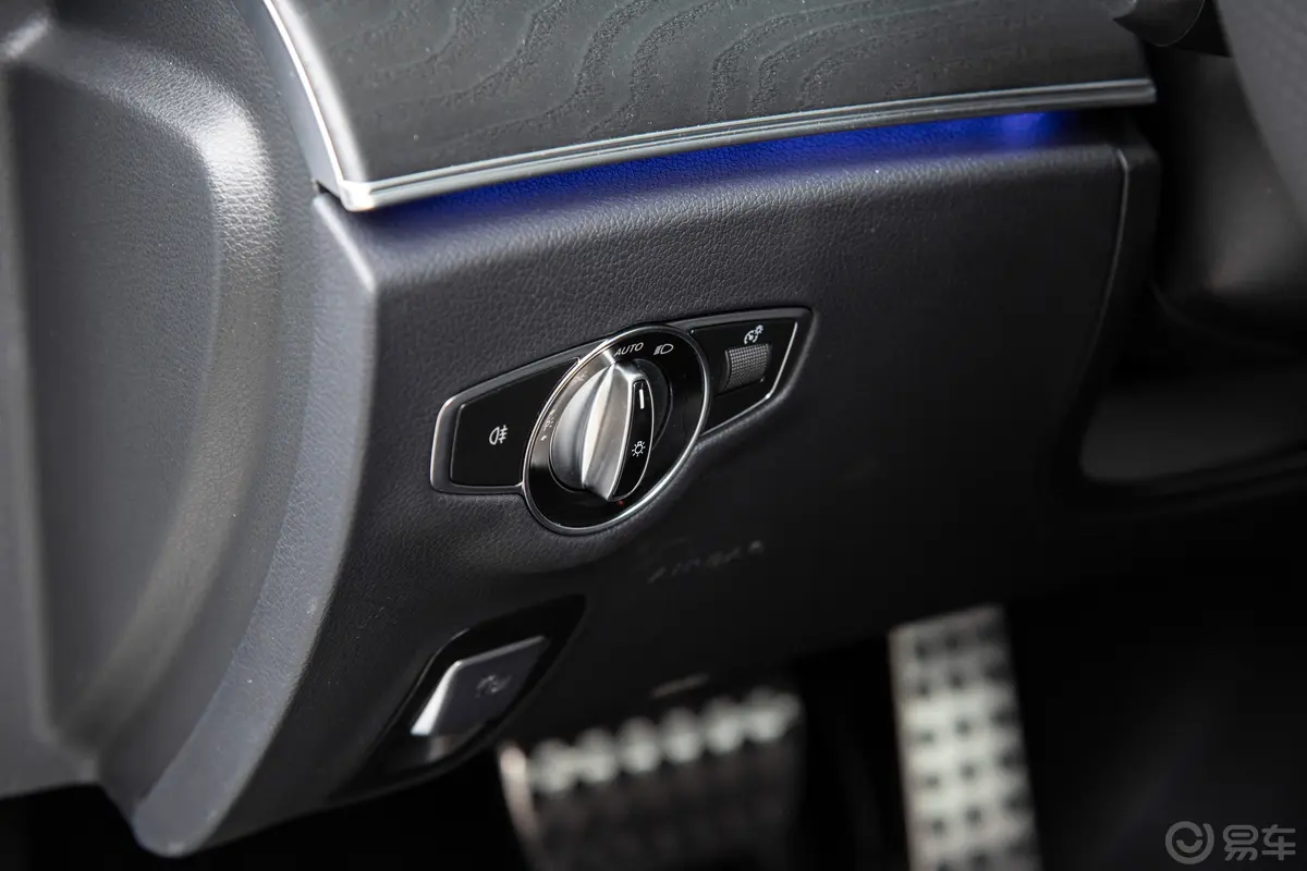 奔驰E级(进口)改款 E 300 轿跑车灯光控制区