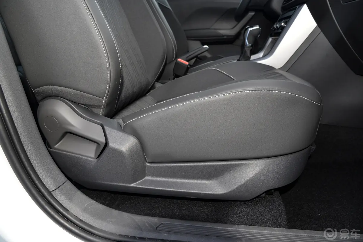 途铠改款 1.5L 自动舒适版副驾座椅调节
