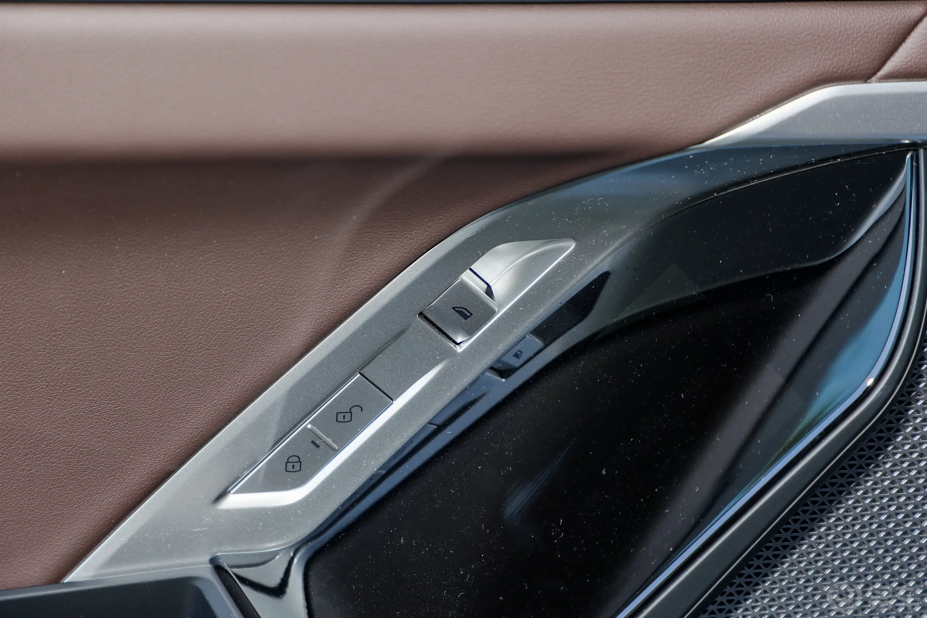 宝马i7eDrive50L 领先型 M运动套装后车窗调节