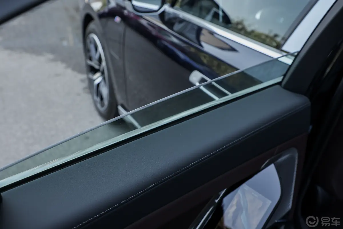 宝马i7eDrive50L 领先型 M运动套装后排玻璃材质特写