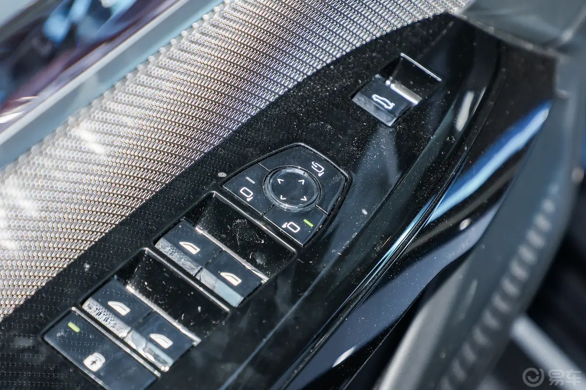 宝马i7eDrive50L 领先型 M运动套装后视镜调节键