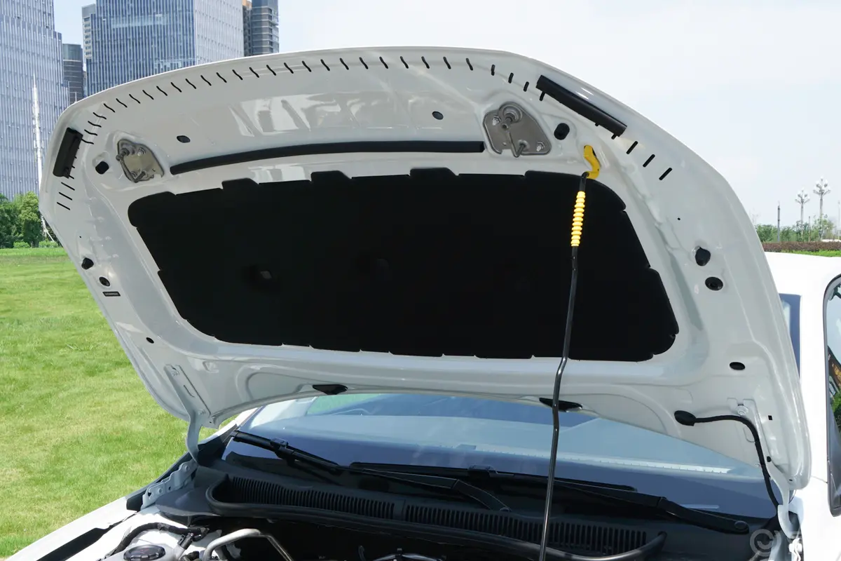 Polo改款 Plus 1.5L 手动纵情乐活版发动机舱盖内侧