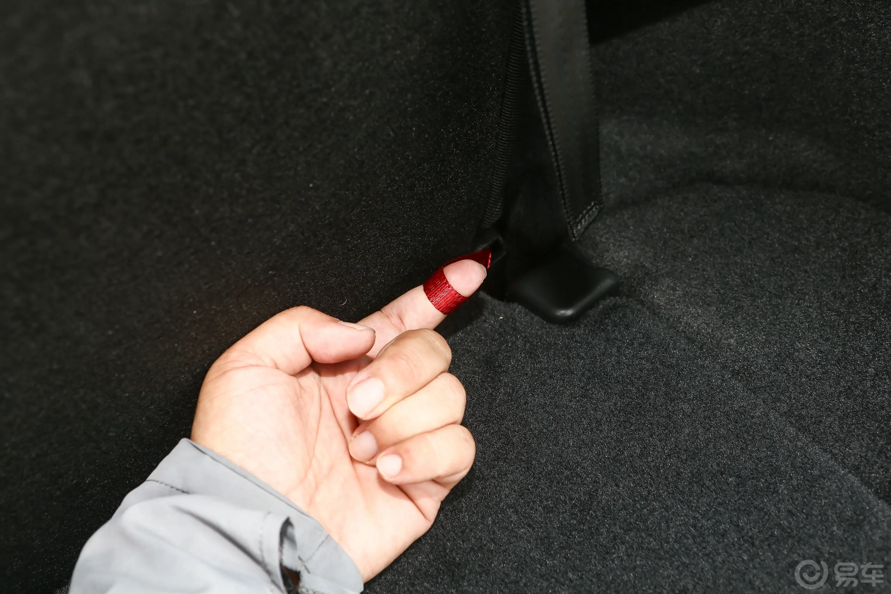 奔驰GLB改款 GLB 200 时尚型后备箱内座椅放倒按钮