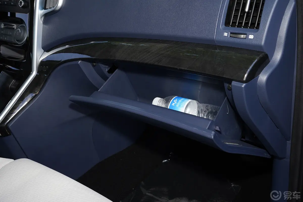 菱智PLUS2.0L 手动舒适型 7座 CNG手套箱空间水瓶横置