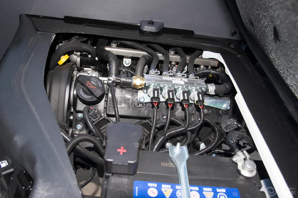 金杯小海狮X301.5L 厢货财富型无空调版 2/5座 CNG发动机特写