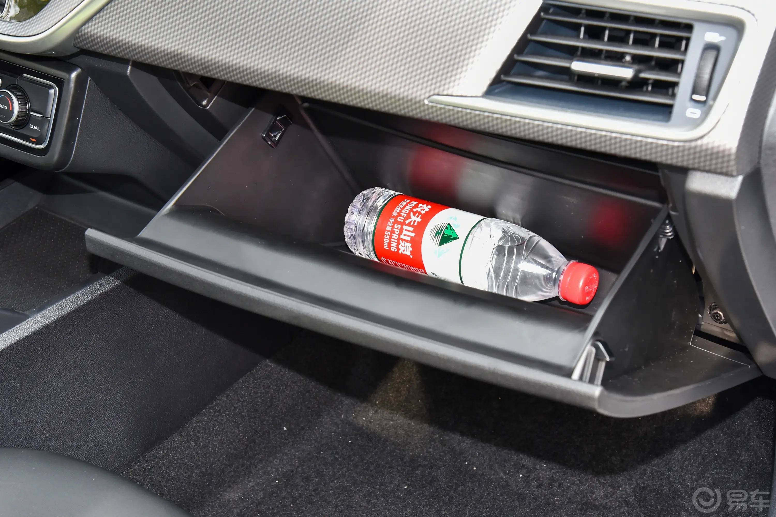 帝豪EVPro 430km 出租版手套箱空间水瓶横置