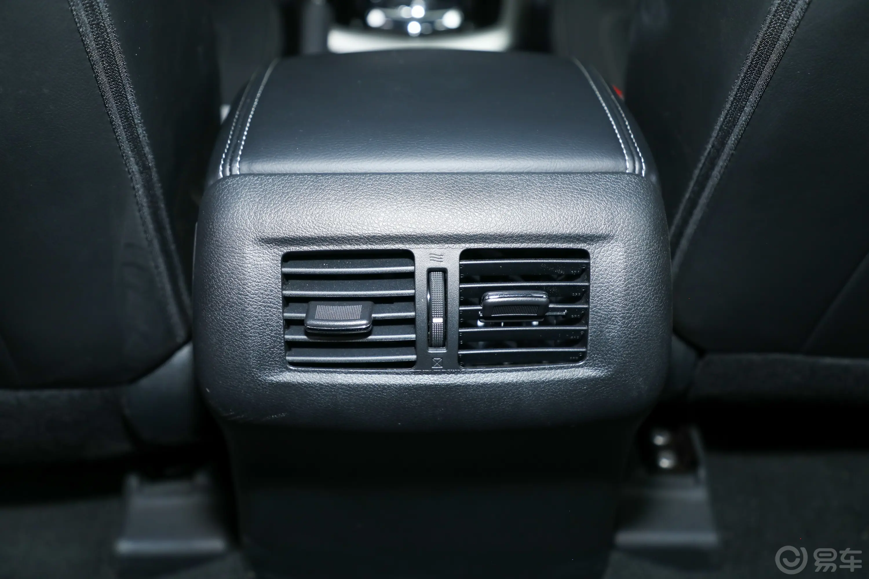 纳瓦拉越野版 2.5L 自动四驱尊贵型后排空调控制键