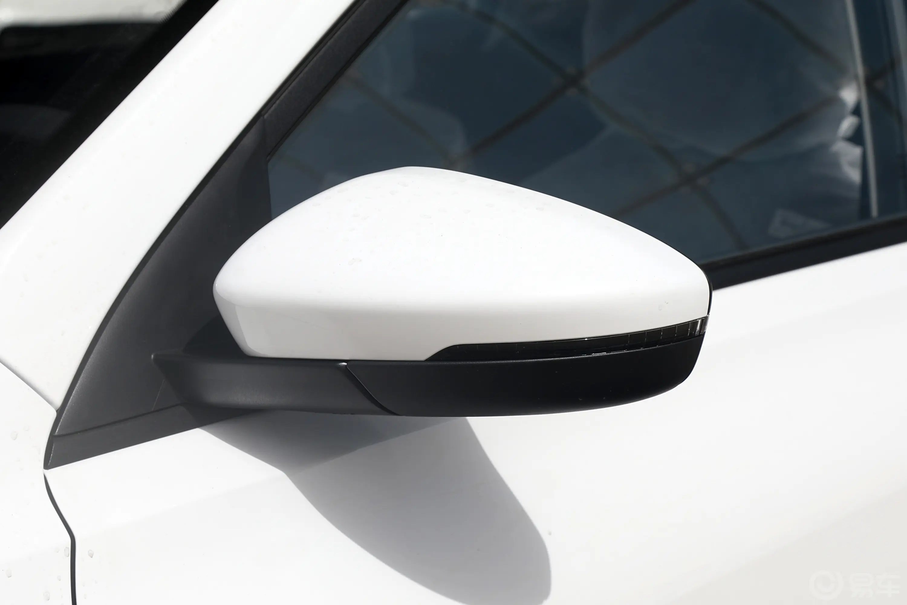 荣威i51.5L 手动舒享版主驾驶后视镜背面