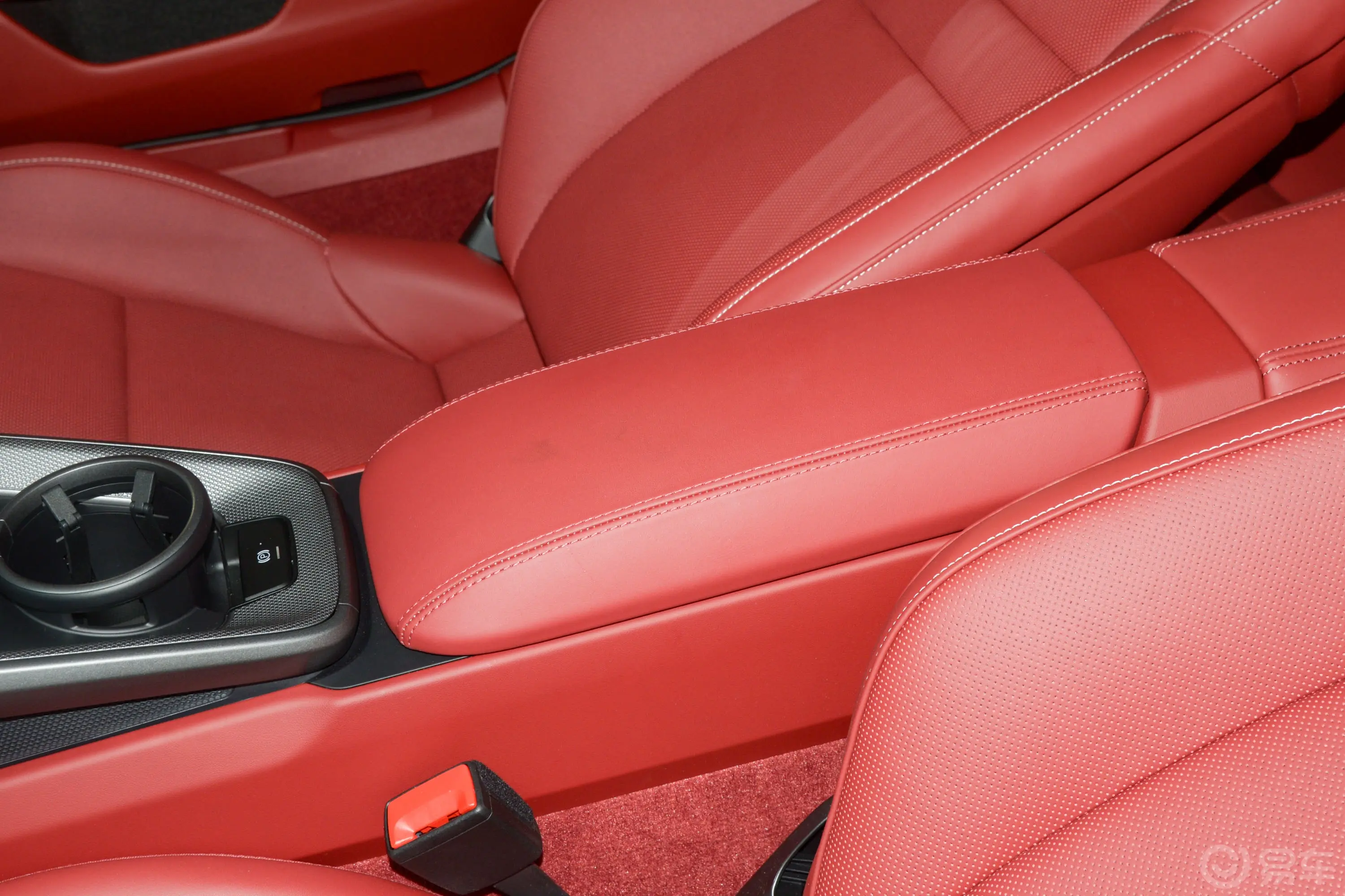 保时捷911Carrera 4S Cabriolet 3.0T前排中央扶手