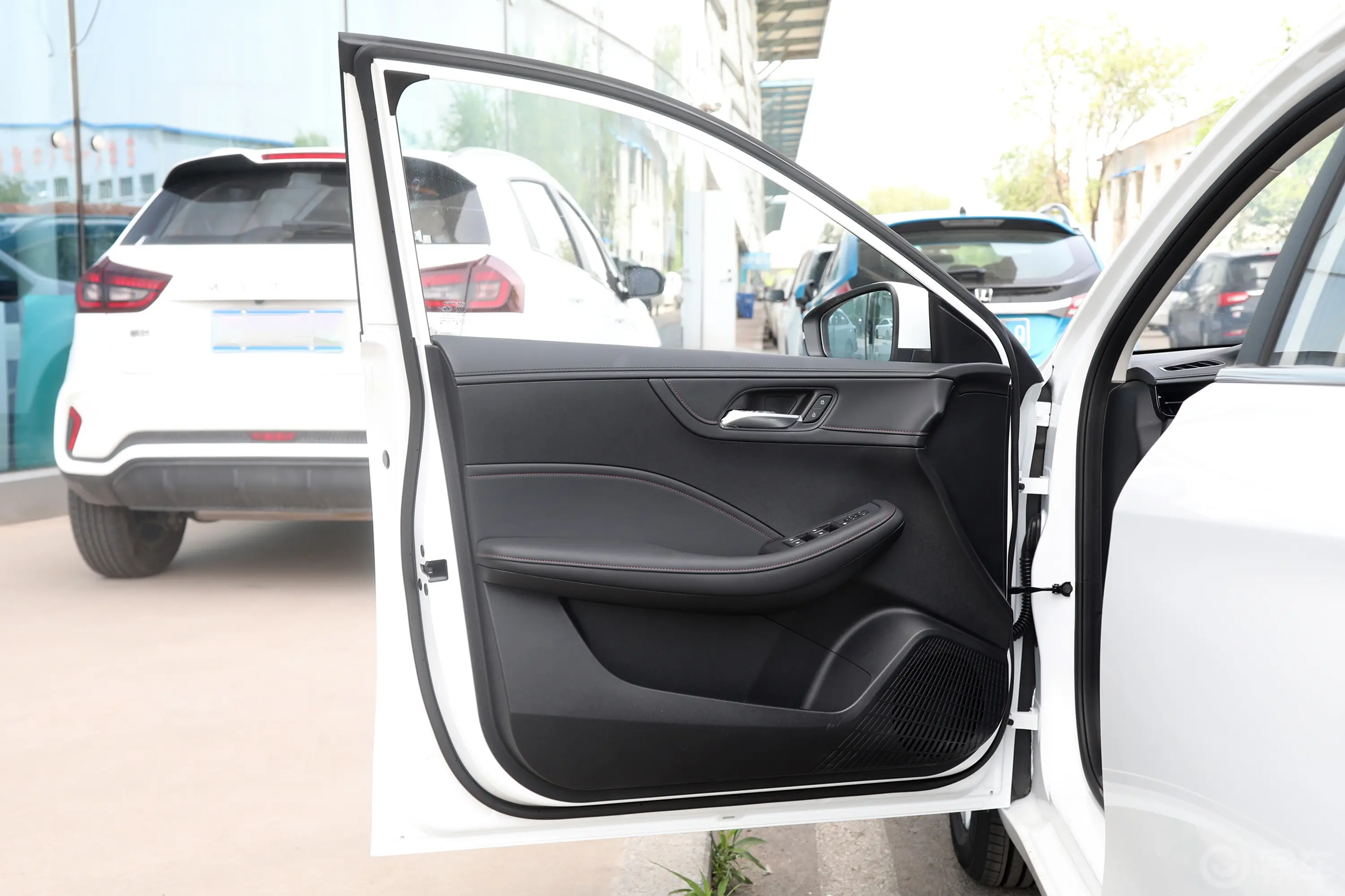 荣威i51.5L 手动优越版驾驶员侧前车门