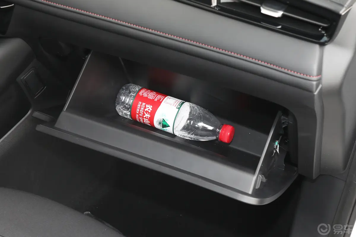 荣威i51.5L 手动舒享版手套箱空间水瓶横置