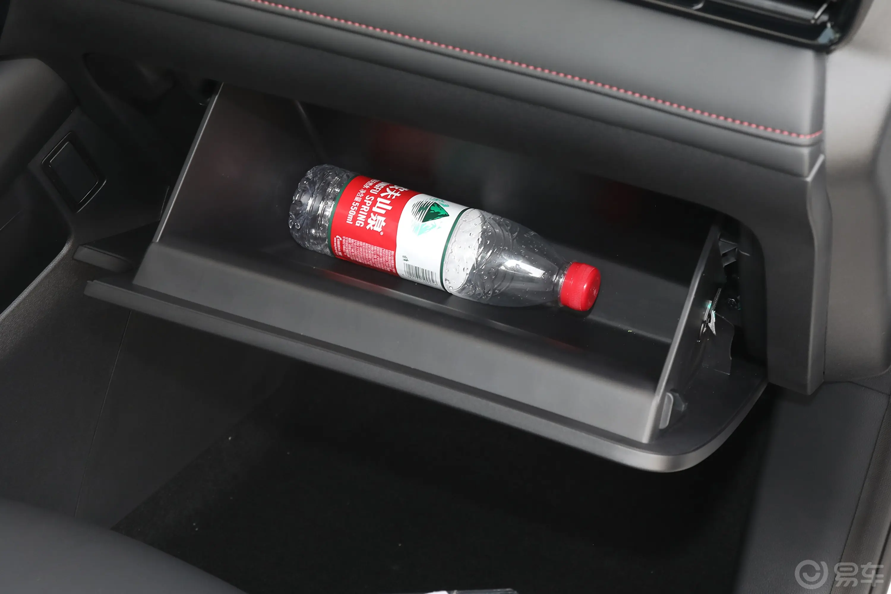 荣威i51.5L 手动优越版手套箱空间水瓶横置