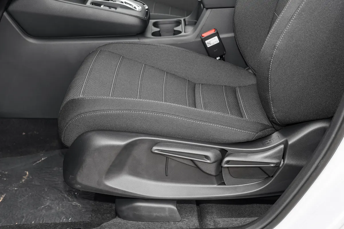 本田CR-V混动 2.0L 两驱智享版主驾座椅调节