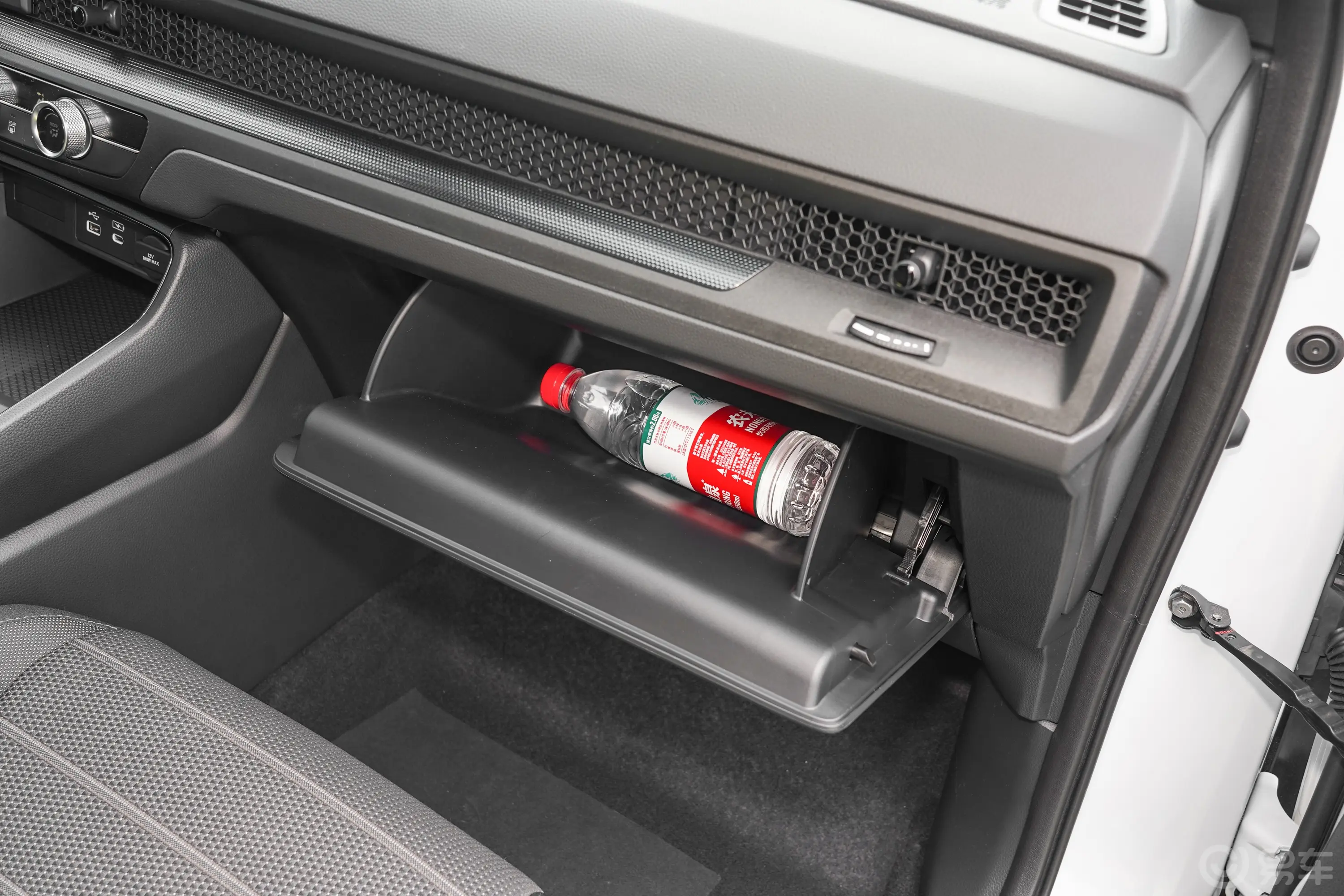 本田CR-V混动 2.0L 两驱智享版手套箱空间水瓶横置