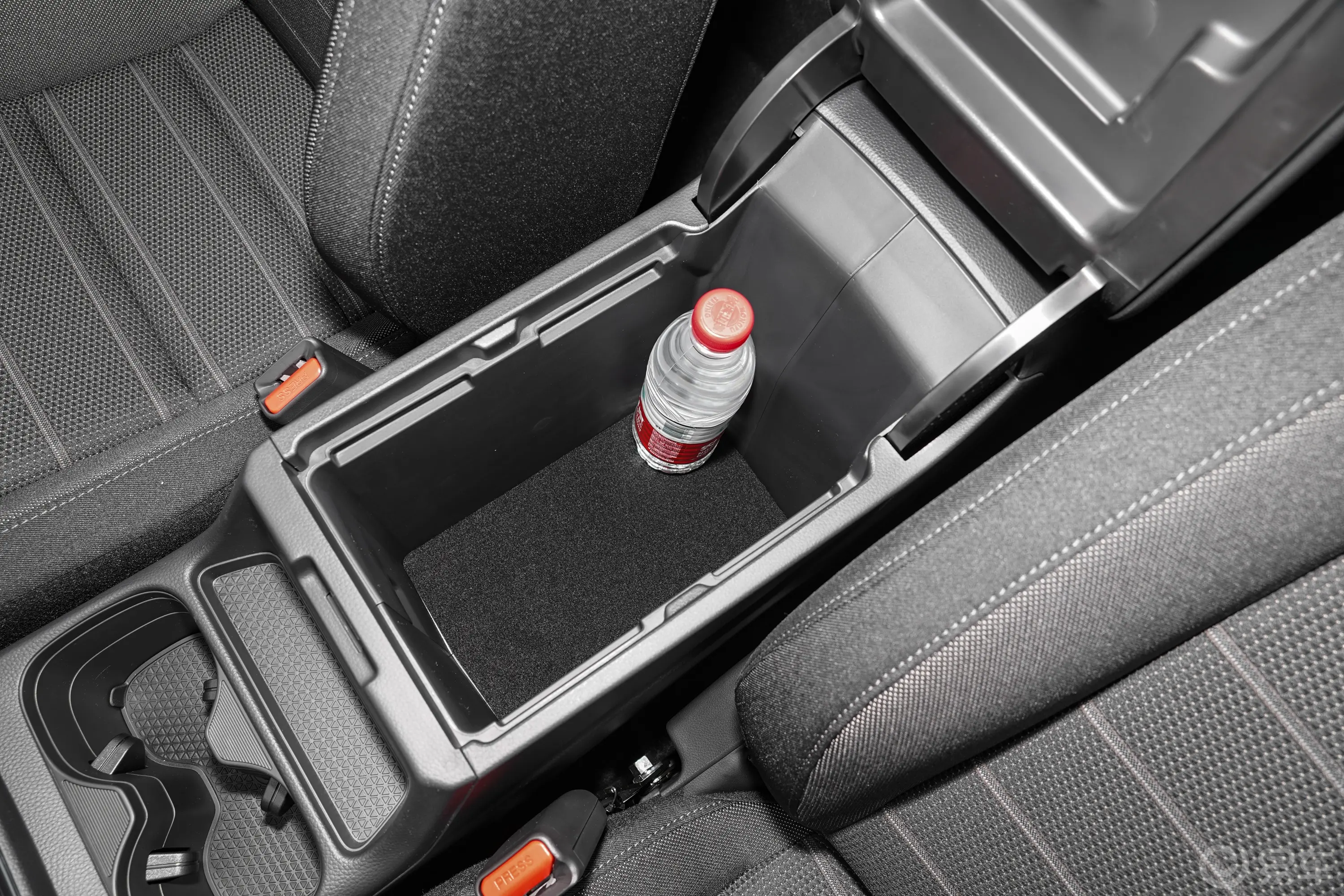 本田CR-V混动 2.0L 两驱智享版前排扶手箱储物格